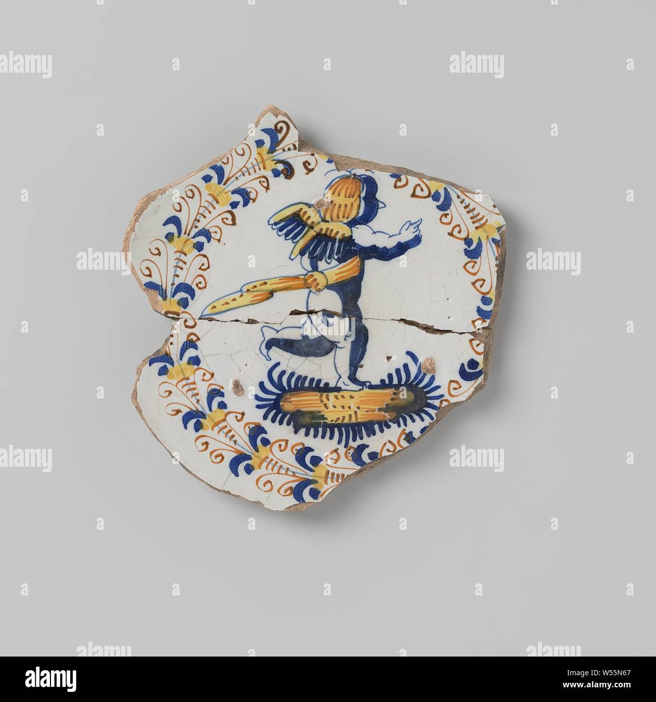 Des éclats de poterie avec multi-couleur dessin d'un putto dans une bordure décorative, anonyme, 1500 - 1799, Grès, glaçure, H 2,4 cm × 14,3 cm × w d 15 cm Banque D'Images