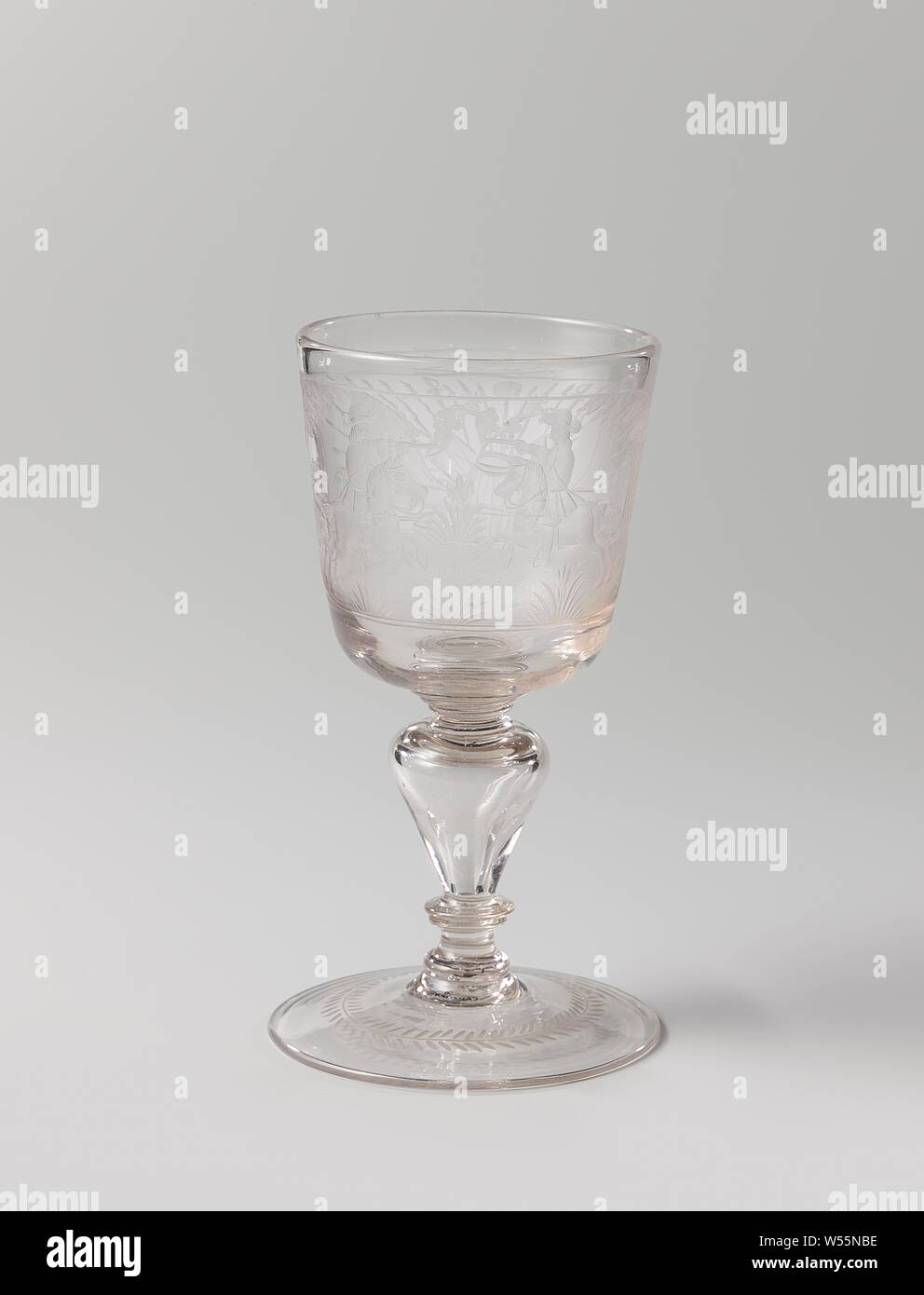 Tasse avec deux cavaliers, Duel Cup avec pied conique et creux tige balustre avec disques. Sur le calice gravé une représentation de deux pistolets de duel avec cavaliers., anonyme, Bohemen (peut-être), ch. 1700 - c. 1725, verre, soufflage du verre, h 20,3 cm × 11,3 cm d Banque D'Images