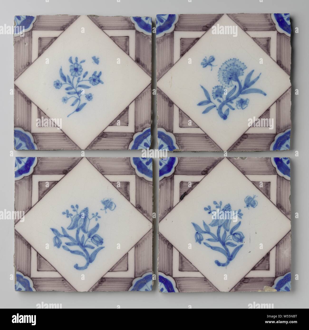 Quatre, carreaux violet, bleu et blanc avec des coins, quatre tuiles, violet et bleu, avec une direction générale de la fleur à l'intérieur d'un carré., anonyme, Pays-Bas), ch. 1400 - c. 1950, faïence, émail étain, h 14,5 cm × 14,5 cm × t w 1 cm Banque D'Images