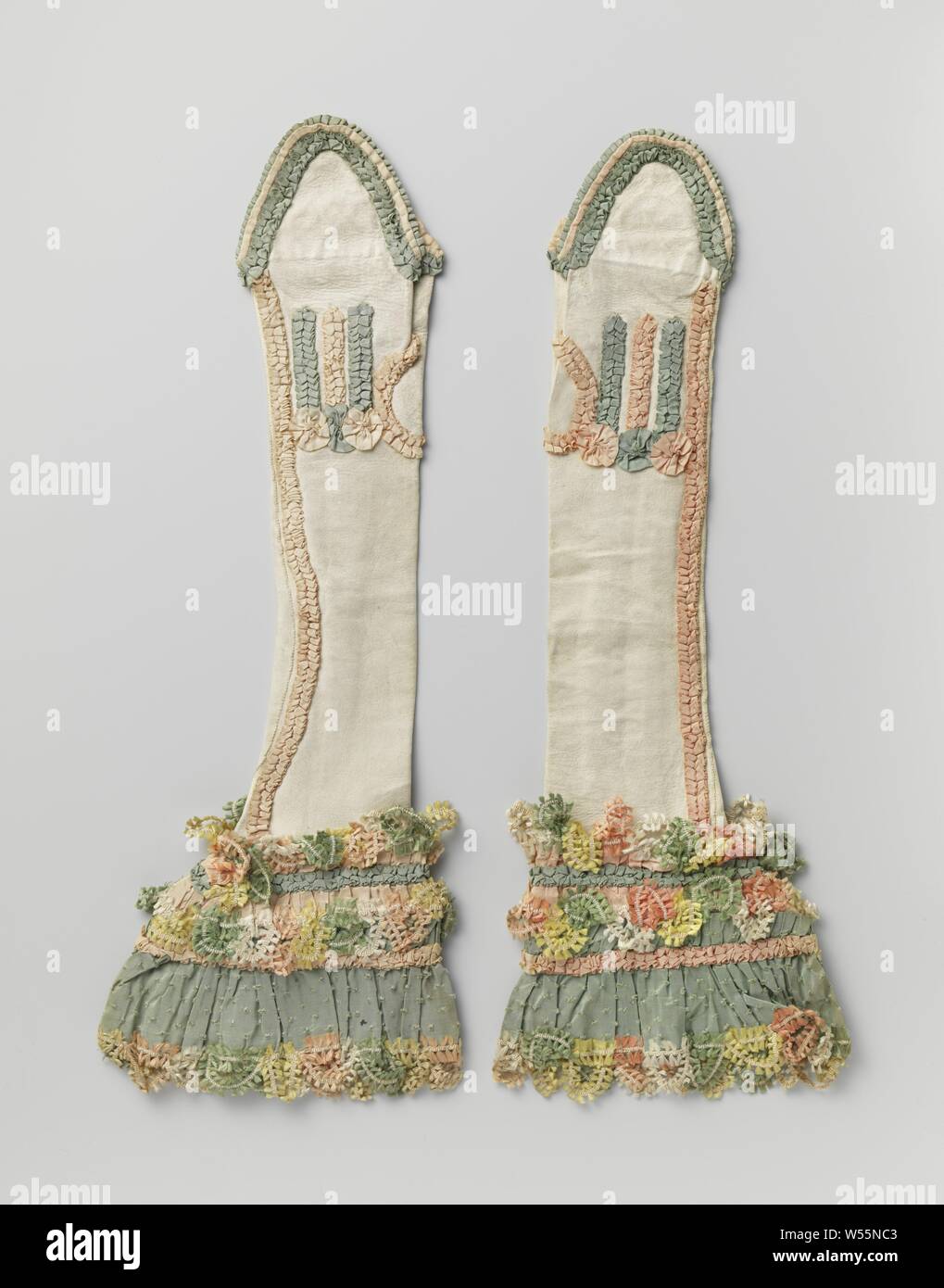 Chamois Blanc décoré de vert, rose, blanc et jaune de la soie. Avec un pouce ouvert et d'une couture sur l'intérieur du bras., anonyme, Pays-Bas (peut-être), ch. 1750 - c. 1800, in a general sense, l 44 cm × l 17 cm Banque D'Images Chamois Blanc décoré de vert, rose, blanc et jaune de la soie. Avec un pouce ouvert et d'une couture sur l'intérieur du bras., anonyme, Pays-Bas (peut-être), ch. 1750 - c. 1800, in a general sense, l 44 cm × l 17 cm Banque D'Images