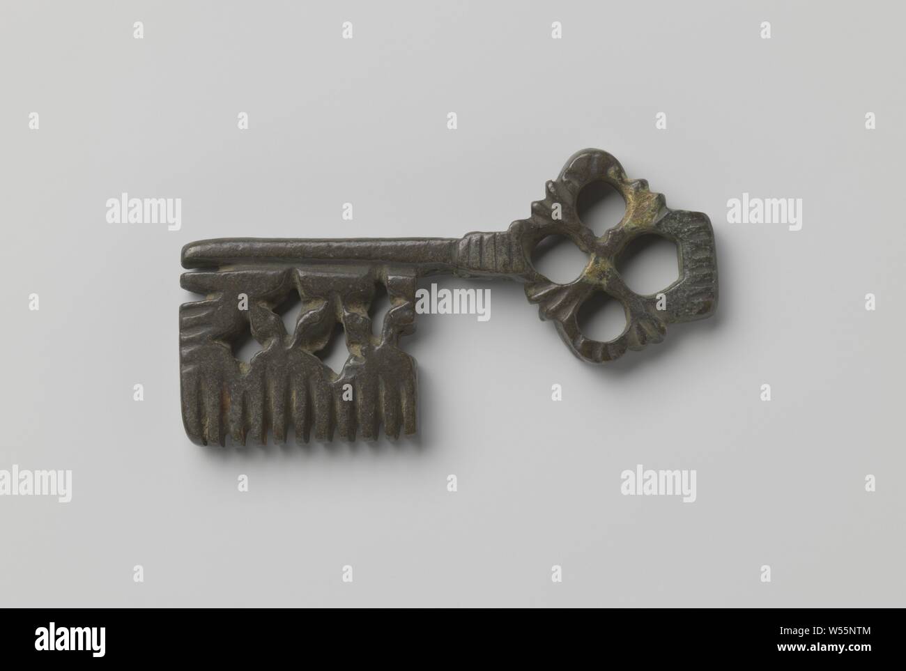 La poignée de clés qui se compose d'un open a travaillé à quatre feuilles modèle floral et une grande barbe qui a quatre découpes cruciforme et se termine par une forme., ch. 1400 - c. 1950, bronze (métal), l 7,6 cm × w 3 cm Banque D'Images