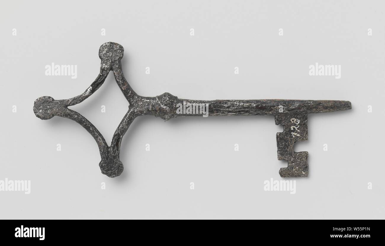 39 touches, touche dont la poignée est un peu, en forme de diamant avec les parties concaves. Une coquille Saint-Jacques est placé sur les trois coins. L'arbre qui a une nodus sous l'emprise s'exécute dans le cadre de la spitts. barbe, anonyme, c. 1400 - c. 1500, le fer (métal), h 19,2 cm × w 8,2 cm Banque D'Images