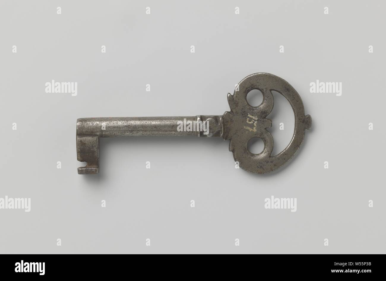 Une clé à pipe dont la télévision, trois trous de la poignée en forme de palmier repose sur un dé-comme capitale. La petite barbe a une encoche., ch. 1600 - c. 1699, le fer (métal), l 10,5 cm × w 4,5 cm Banque D'Images
