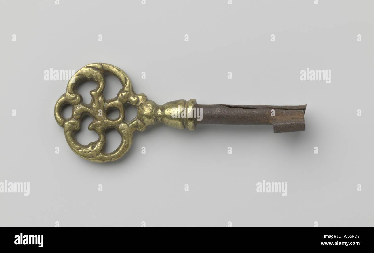 Une clé à pipe avec une poignée ronde, composé d'allées entrelacées. La poignée de cuivre et des capitaux, l'arbre de fer et barbe., ch. 1400 - c. 1950, le cuivre (métal), de fer (métal), l 7,6 cm × w 3 cm Banque D'Images