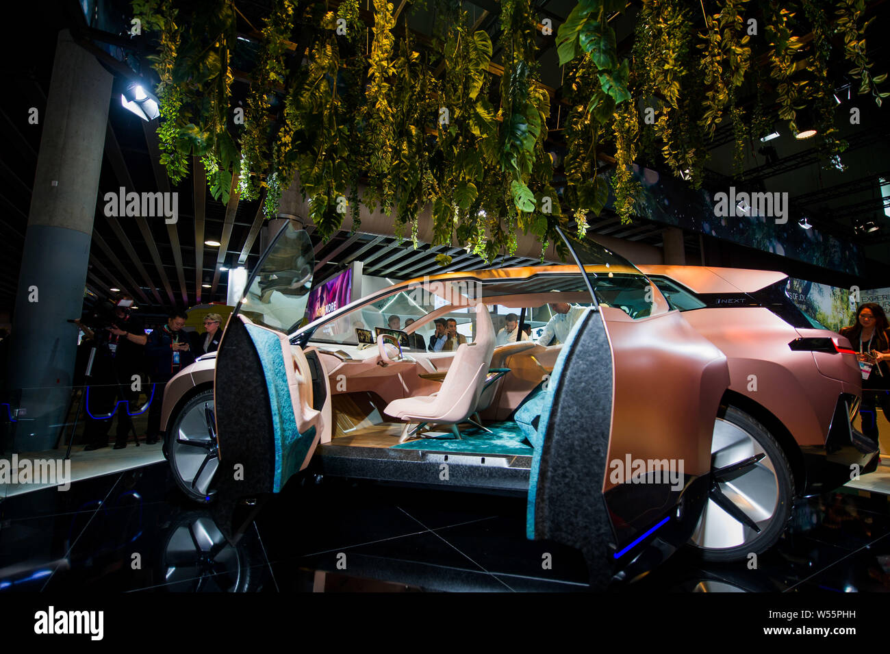 Les visiteurs Voir la BMW Vision iNext concept car de l'afficheur pendant le Mobile World Congress 2019 (MWC19) à Barcelone, Espagne, 25 février 2019. Banque D'Images