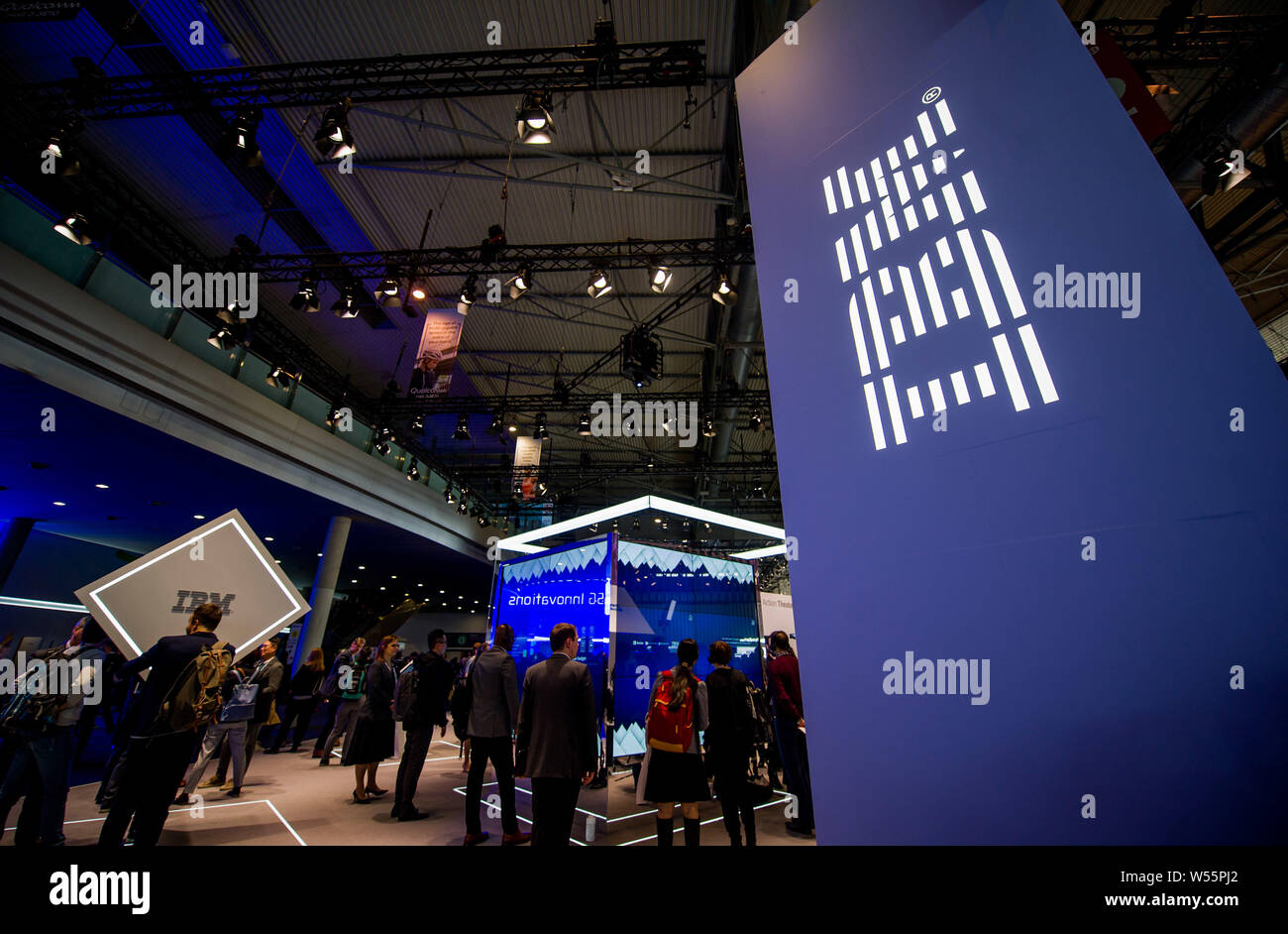 Personnes visitent le stand d'IBM lors du Mobile World Congress 2019 (MWC19) à Barcelone, Espagne, 25 février 2019. Banque D'Images