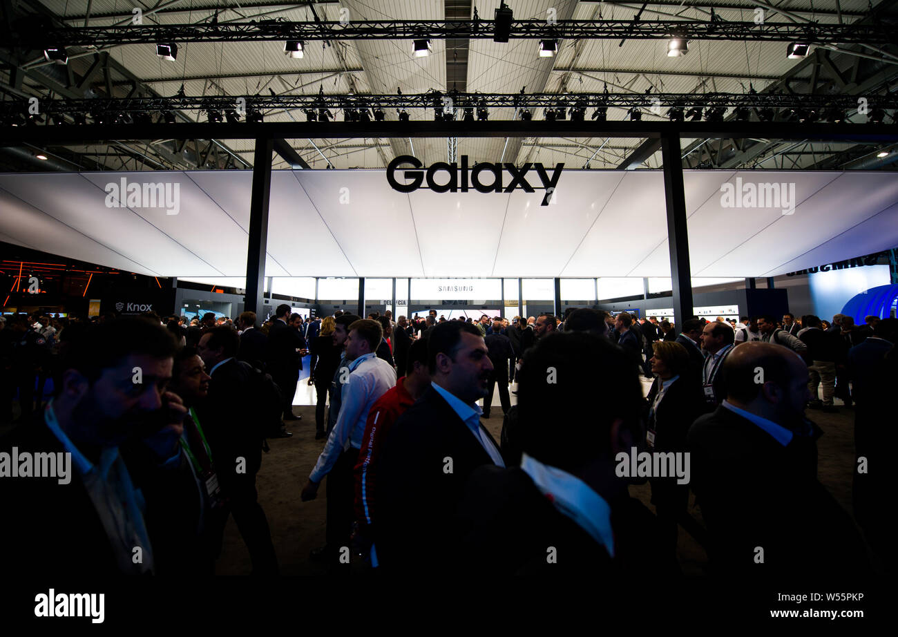 Visiteurs se pressent le stand de galaxie de Samsung lors du Mobile World Congress 2019 (MWC19) à Barcelone, Espagne, 25 février 2019. Banque D'Images
