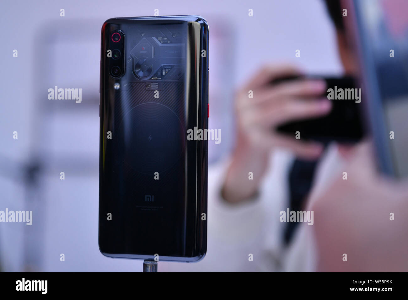 Le smartphone Xiaomi Mi 9 s'affiche lors de son lancement à Beijing, Chine, 20 février 2019. Le Xiaomi Mi 9 est désormais officiel. Après plusieurs Banque D'Images