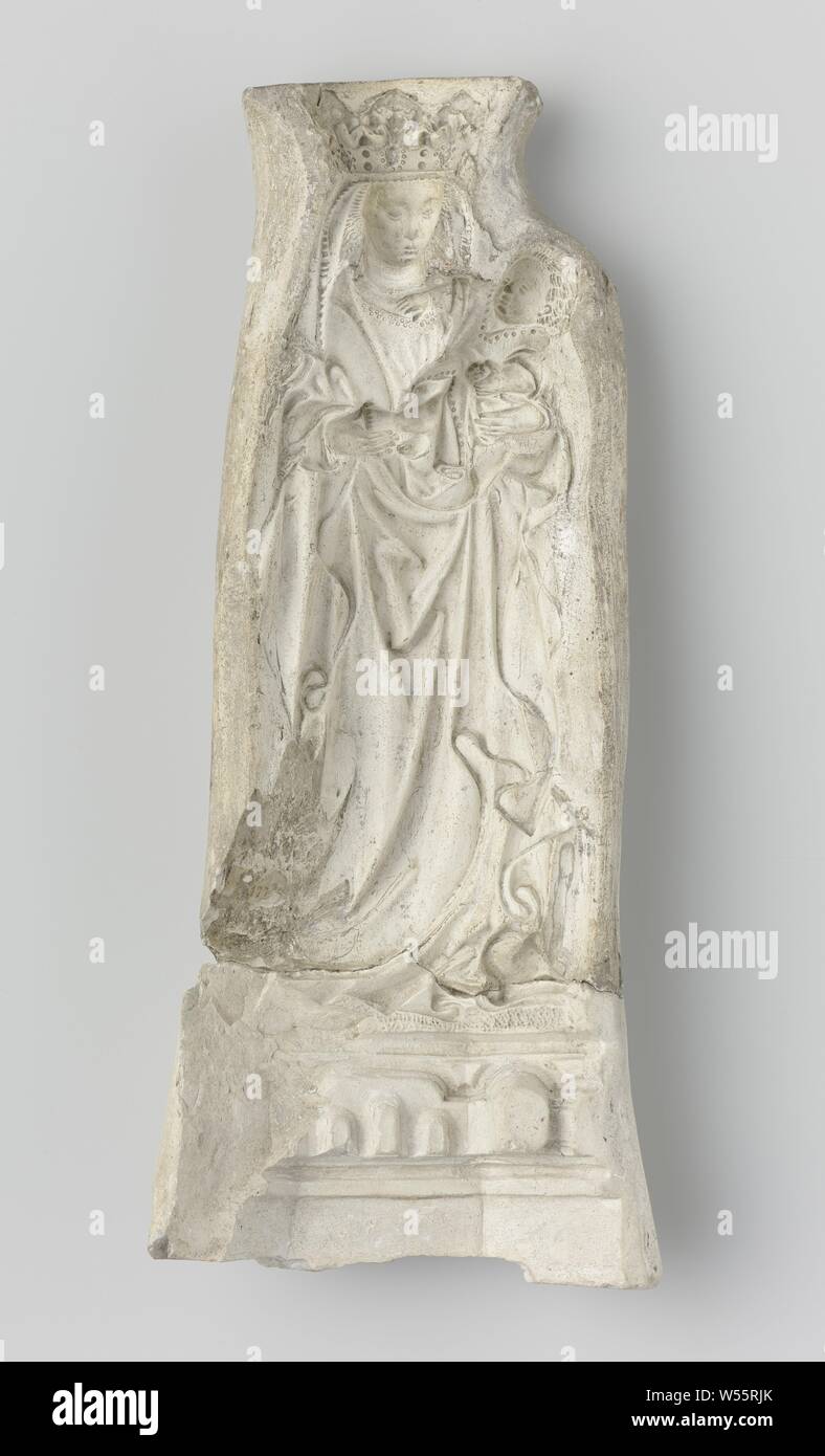 Deux fragments d'un moule d'argile, fragment d'un moule pour une Vierge à l'enfant, partie supérieure du moule pour le tuyau avant d'une Vierge à l'enfant, Madonna : Mary (permanent ou d'une demi-longueur), l'enfant Jésus près de sa poitrine, anonyme, Utrecht, ch. 1450 - c. 1500, d'une pipe d'argile, h 21,2 cm × 11,7 cm × d w 4,5 cm Banque D'Images