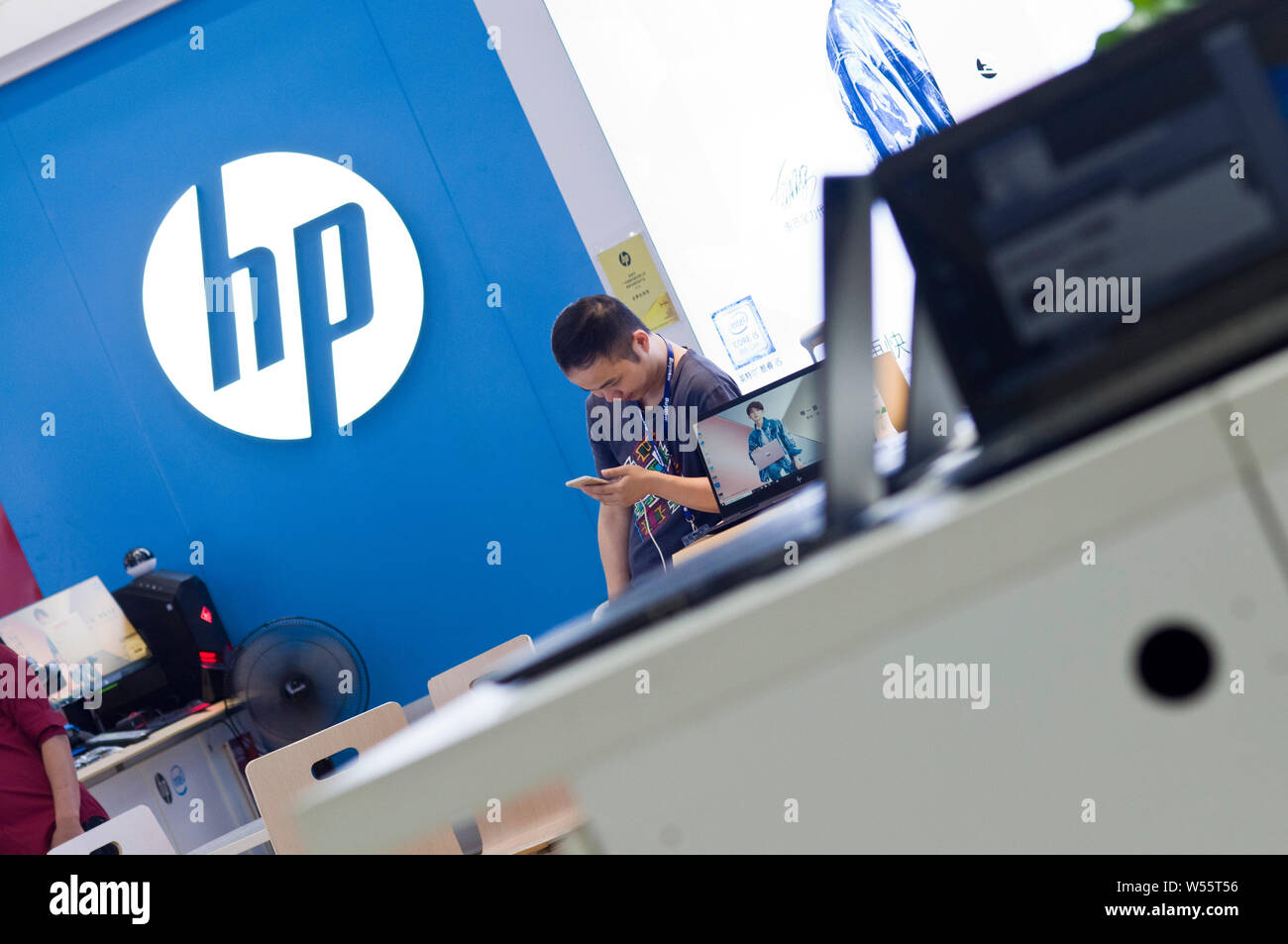 --FILE--Vue d'un magasin de HP (Hewlett Packard) dans la ville de Guangzhou, province du Guangdong en Chine du Sud, 30 août 2018. Hewlett Packard a annoncé une Banque D'Images