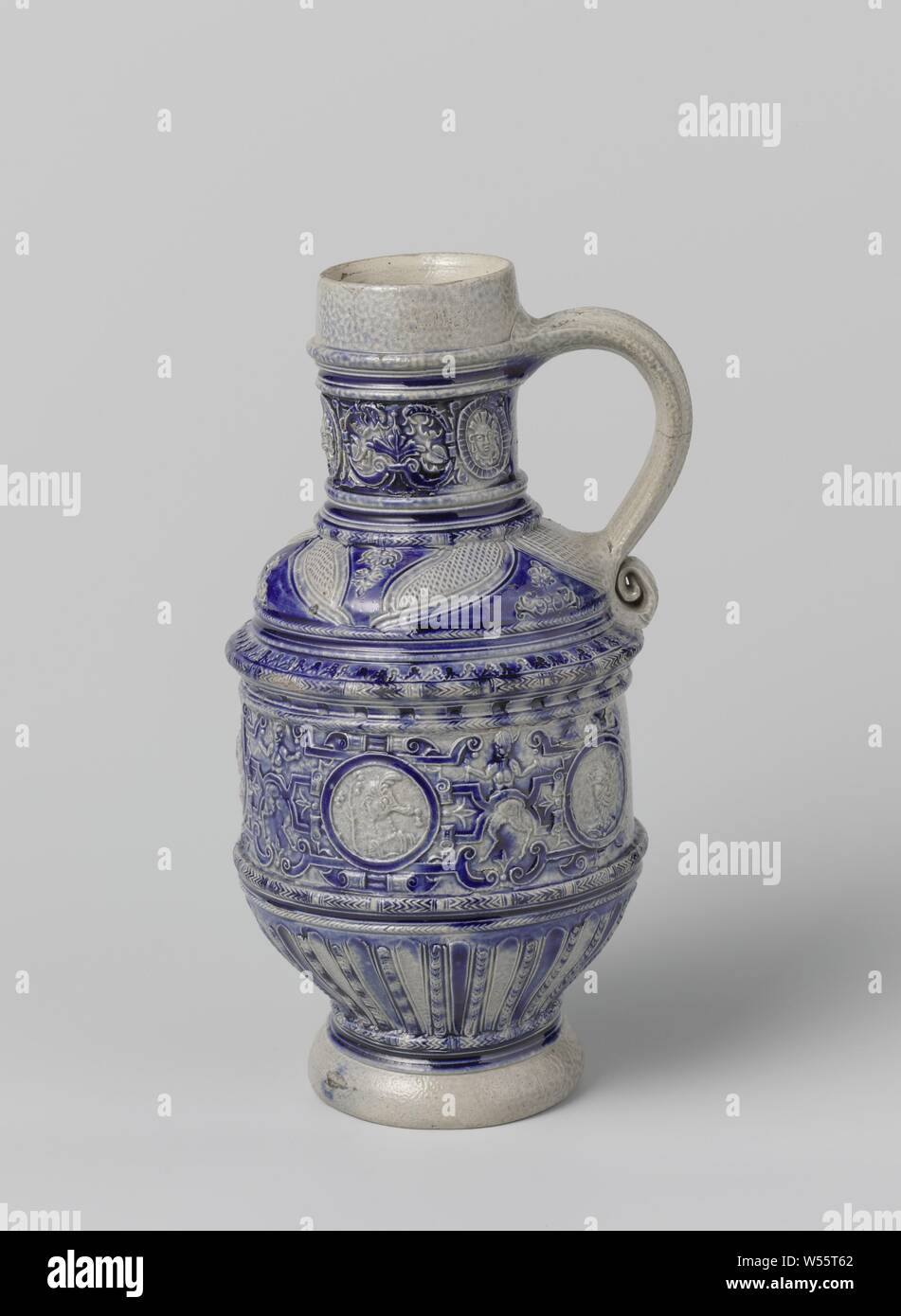 Pichet avec satyres, portraits et floral morte, Grès pot sur pieds de haut avec un corps cylindrique avec sommet arrondi et en bas et cou court. C'est également en forme de joint au niveau du cou et l'épaule. Adulte sur le cou, le corps et pied. Partiellement recouvert de bleu de cobalt. Sur la partie cylindrique, une bande continue en relief de quatre satyres entre boucles, entrecoupées de cinq médaillons imposées et imprimé avec un portrait d'un homme, une femme ou un satyre. Le médaillon au milieu avec l'inscription 'IM 90'. La partie inférieure de l'abdomen avec canelures. Fleurs et feuilles de formes avec une encoche sur Banque D'Images