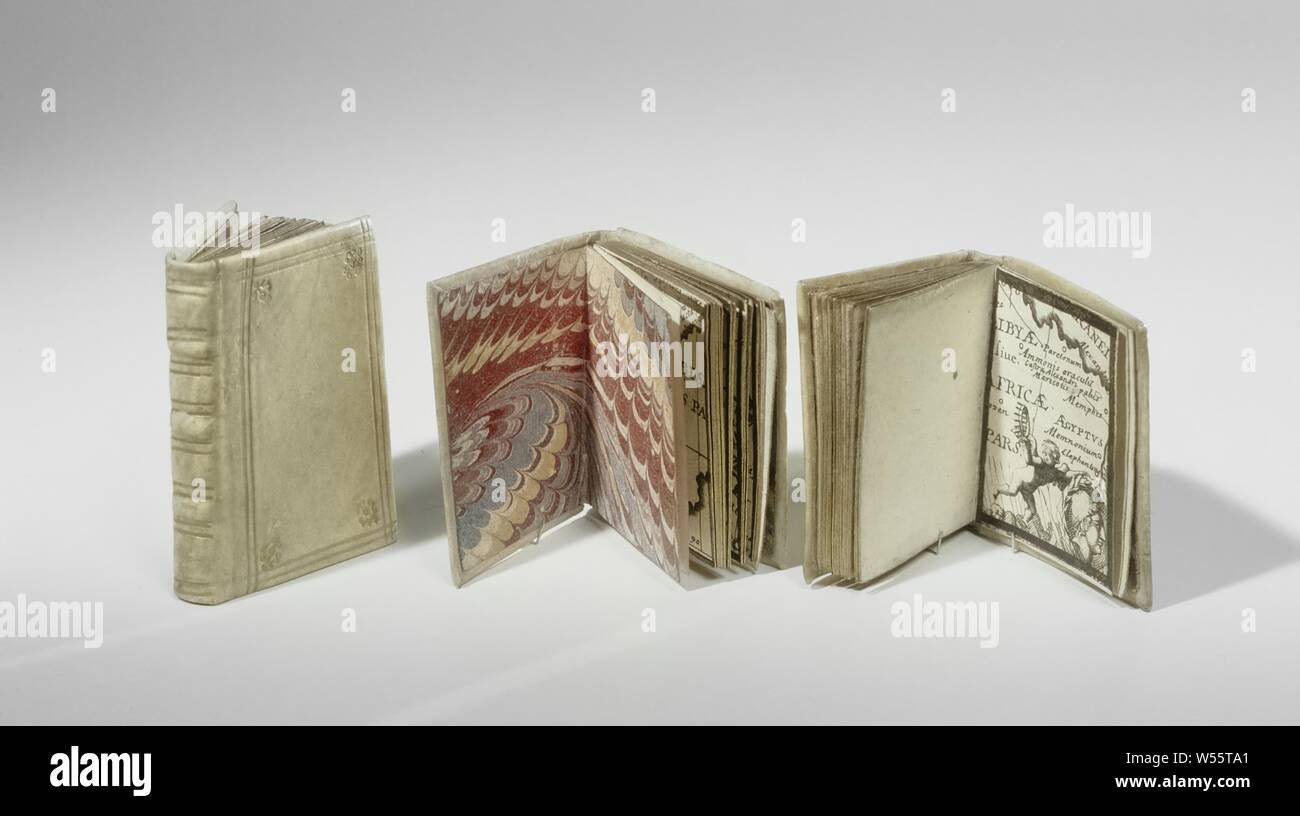 Livre avec des cartes de la ville de Flandre, livre avec des cartes de la ville de Flandre. Relié en parchemin avec de l'or. impression, anonyme, Amsterdam, c. 1690 - c. 1710, parchemin (animale), du papier, de l'or (métal), h 5,5 cm × 4.2 cm × w t 1,0 cm Banque D'Images