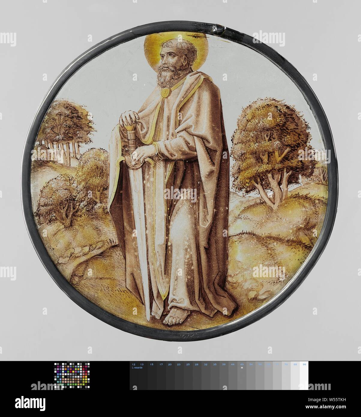 Vitre avec l'apôtre Paul, s'est tourné vers la droite, debout dans une région montagneuse et richesse des paysages et en appui sur son épée., anonyme, Nederrijn, ch. 1525, verre, tache argentée, D. 23,0 cm Banque D'Images
