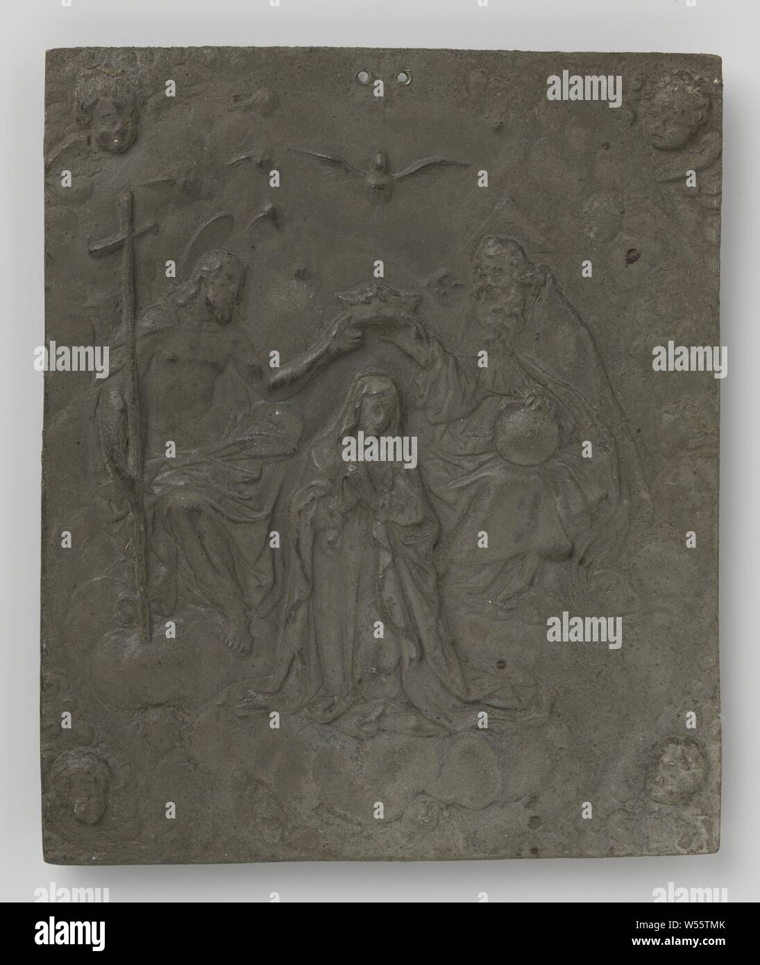 Couronnement de Marie, d'une plaque de plomb avec une représentation de Marie sur les nuages, couronné par Dieu le Père et du Christ et au-dessus de l'Esprit Saint., ch. 1400 - c. 1950, h 21,2 cm × 17,7 cm × w w 936 Banque D'Images Couronnement de Marie, d'une plaque de plomb avec une représentation de Marie sur les nuages, couronné par Dieu le Père et du Christ et au-dessus de l'Esprit Saint., ch. 1400 - c. 1950, h 21,2 cm × 17,7 cm × w w 936 Banque D'Images
