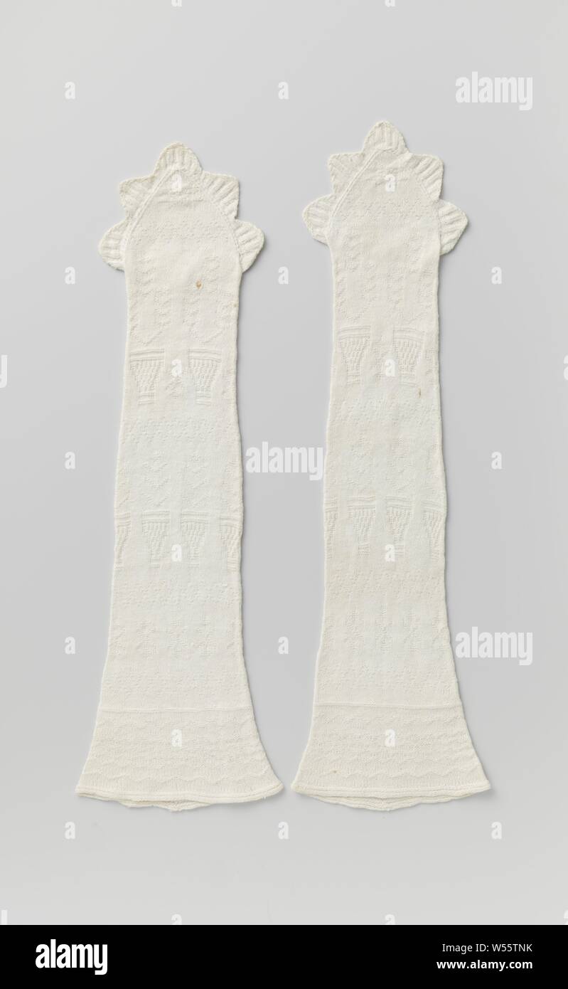 Mitaine de blanc en coton, avec un motif de croiser les jambes, chacun avec un motif différent. En haut sept obus tout autour., anonyme, West-Europa, ch. 1750 - c. 1820, in a general sense, tricotage, l 43 cm × w 12,5 cm Banque D'Images