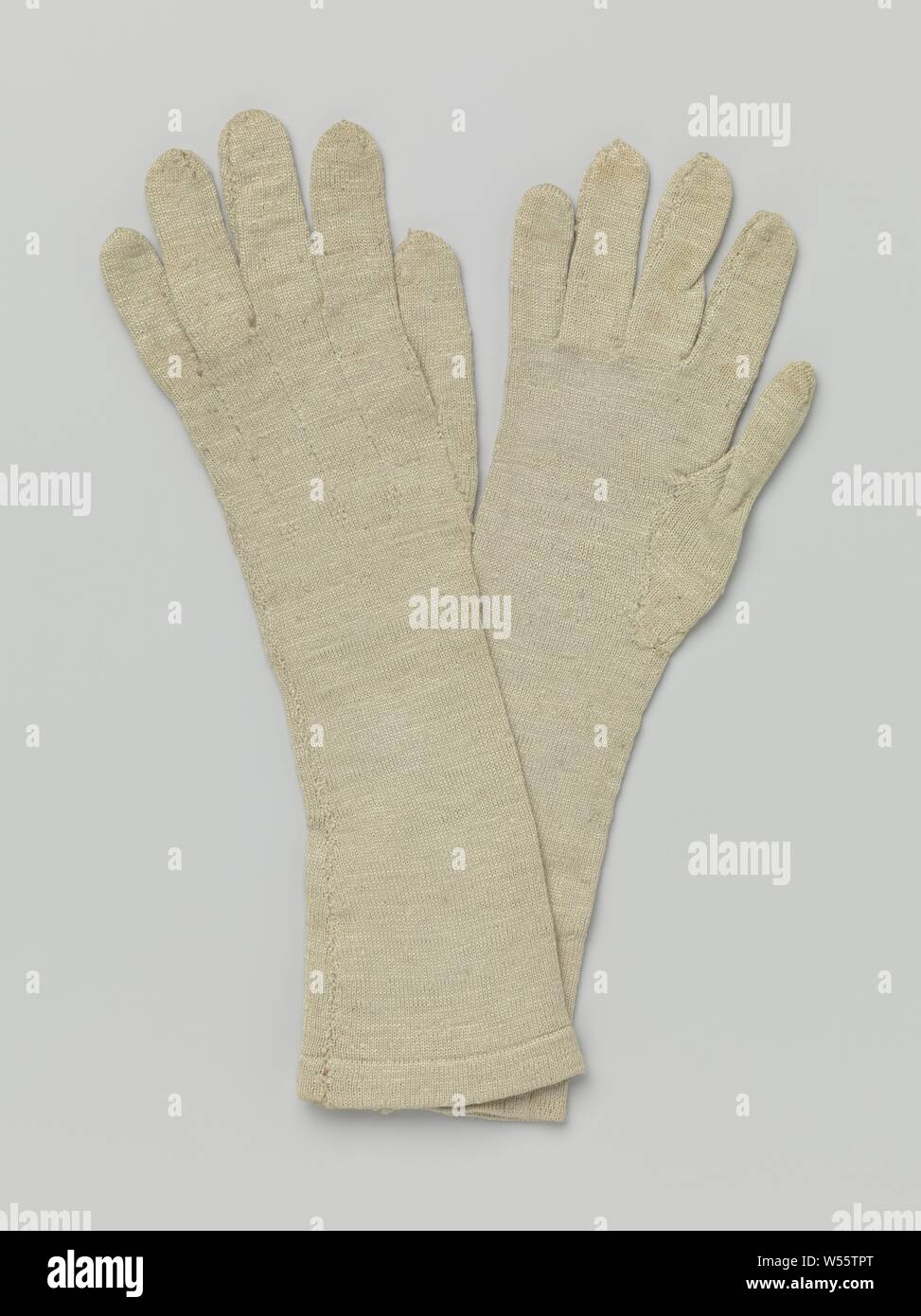 Gants de protection en tricot de laine bleu gris la moitié, moitié soie, gant droit faite de gris bleu la moitié laine, moitié soie. Trois cordes à l'arrière en marche à partir de la les doigts, le pouce, appliquées séparément. À l'intérieur robuste et une bordure rouge sur la partie supérieure de l'ourlet., anonyme, West-Europa, ch. 1825 - c. 1850, in a general sense, tricotage, l 36 cm × w 10 cm Banque D'Images