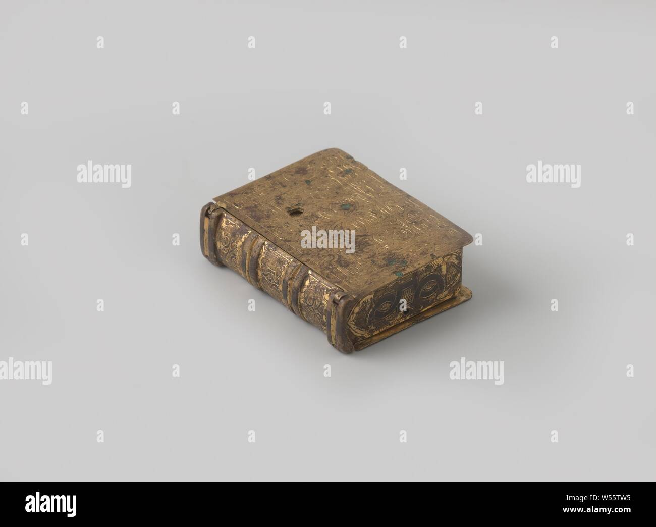 Boîtier d'horloge en forme de livre, boîtier d'horloge en cuivre doré en forme de livre. L'extérieur des fiches est gravé d'un ornement en forme de ruban télévision, l'intérieur avec un niello ornement. Le cadran a vingt-quatre chiffres. Les coins sont remplis avec les quatre vents. En haut un anneau. La montre est manquant., anonyme, c. 1590 - c. 1610 et/ou c. 1550 - c. 1600, le cuivre (métal), dorure (matériel), de l'or (métal), gravure, H 6 cm × w 4,7 cm × t 1,8 cm Banque D'Images