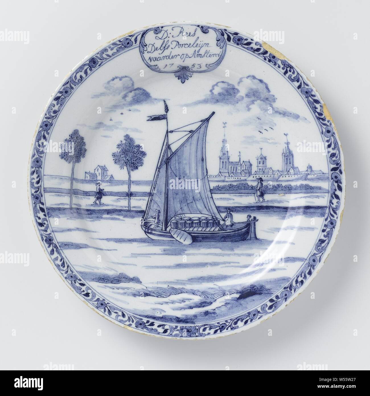 La plaque avec un navire, la plaque de Faïences peintes en bleu sur l'étain blanc glaze, d'une bordure de fleur et feuille travail une représentation d'un navire chargé de navigation à travers un canal en terre cuite. Dans l'arrière-plan la Nieuwe Kerk, l'Oude Kerk l'hôtel de ville de Delft. Dans un cartouche le texte : D : Rees Delfs / Porceleijn vaarder / op / Amsterdam 1753, De Porceleyne Byl (mentionné sur l'objet), Delft, 1753, D. 24,7 cm Banque D'Images