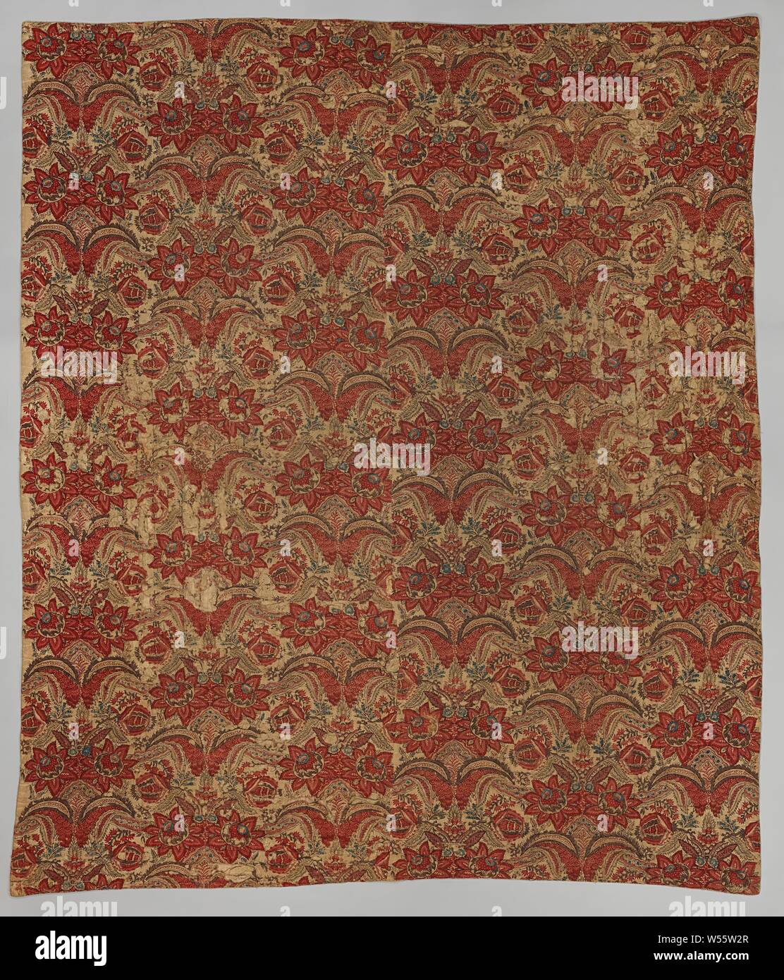 Couvre-lit avec fleurs colorées et de palmettes, avec couvre-lit, rouge foncé violet et jaune et de palmettes fleurs rouges avec des coeurs bleu sur fond blanc, fond jaune. Le couvre-lit est bordée de coton cousu et imprimé de petites fleurs rouge, noir sur fond blanc. Textile Oriental., la Perse (peut-être), ch. 1675 - c. 1700, le coton (textile), l 184,0 cm chintz, × w 156,0 cm Banque D'Images