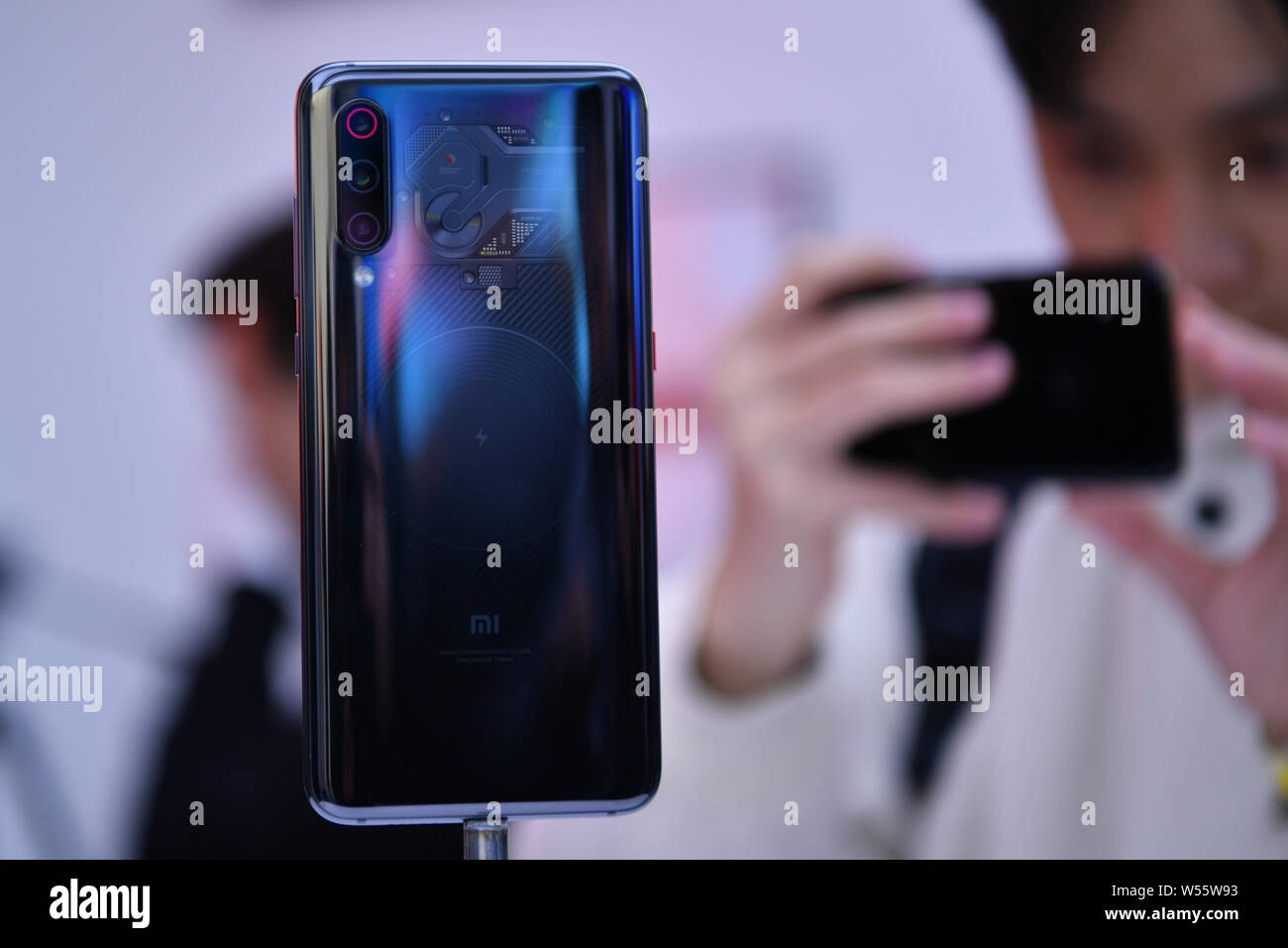 Le smartphone Xiaomi Mi 9 s'affiche lors de son lancement à Beijing, Chine, 20 février 2019. Le Xiaomi Mi 9 est désormais officiel. Après plusieurs Banque D'Images