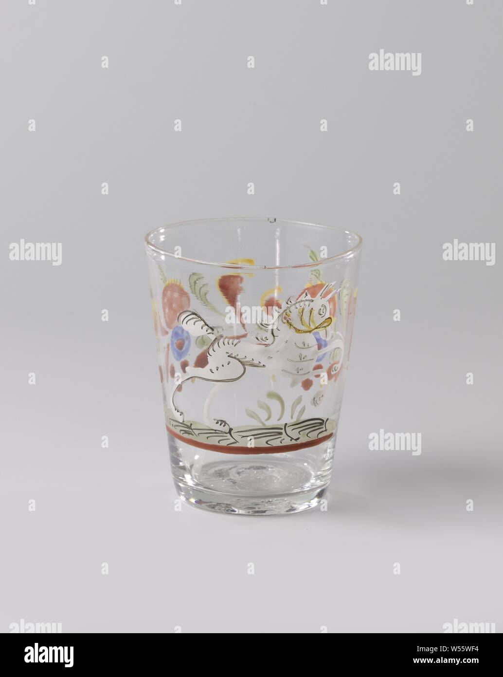 Tasse avec un cheval au galop, fond plat. Corps conique avec un cheval au galop et une branche de fleurs en rouge, vert, blanc, bleu, jaune et noir., anonyme, Midden-Europa, ch. 1700 - c. 1800, verre, soufflage du verre, H 9,7 cm × 8,0 cm d Banque D'Images