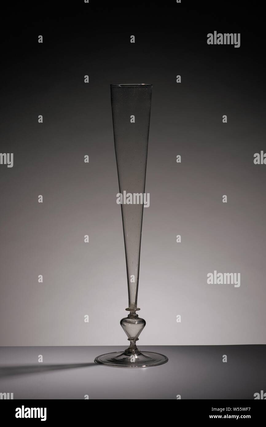 Flûte, flûte verre sur pied plat avec le bord plié. Le tronc construit à partir d'une balustre creux avec un disque. En entonnoir calice., anonyme, Nederlanden, ch. 1600 - c. 1700, verre, soufflage du verre, h 38,7 cm × 10,5 cm d Banque D'Images