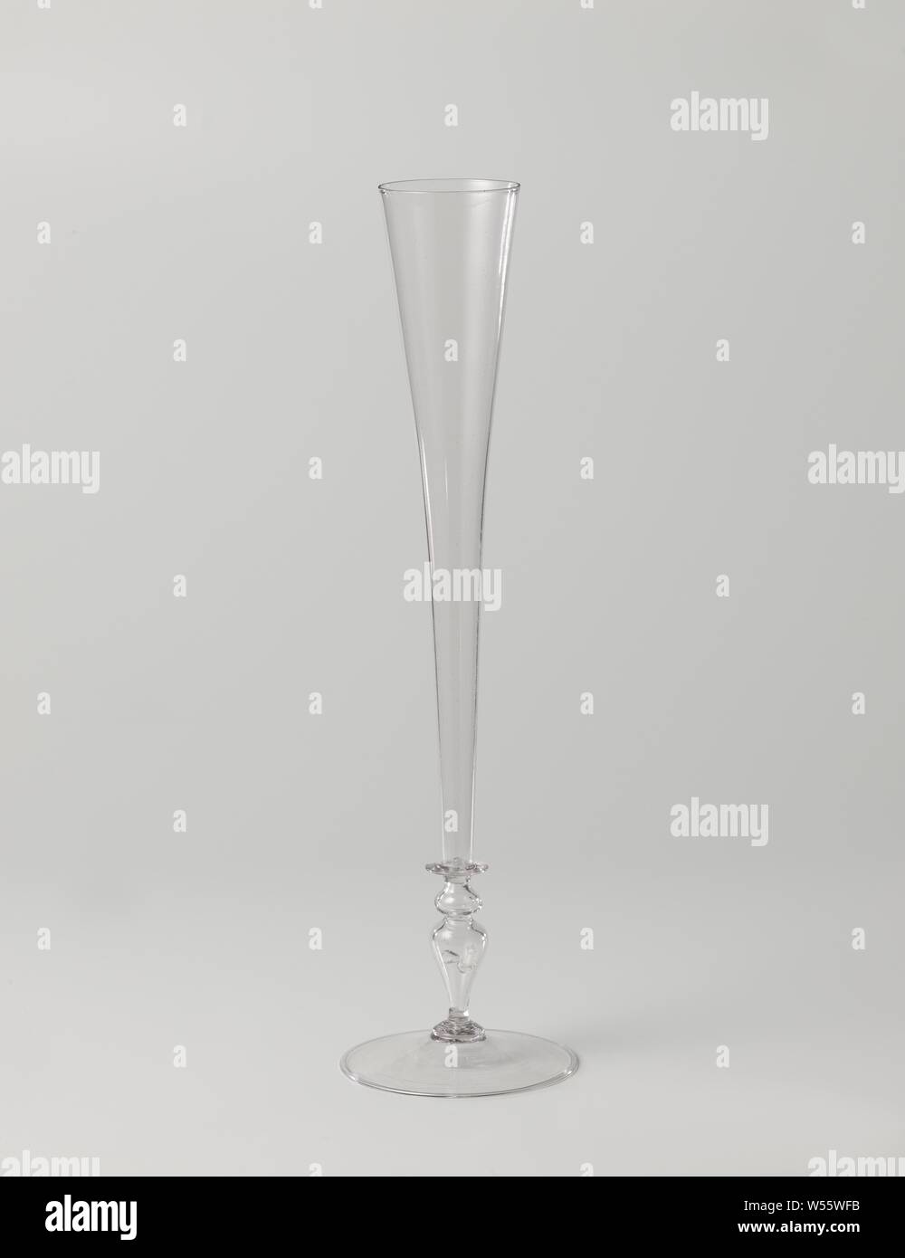 Verre flûte, base plate avec le bord plié. En forme de balustre, creux avec un tronc et nodus un disque. Légèrement concave, calice en forme d'entonnoir. Les ailes sont rompus., anonyme, Nederlanden, ch. 1600 - c. 1700, verre, soufflage du verre, h 38,4 cm × d 10,3 cm Banque D'Images