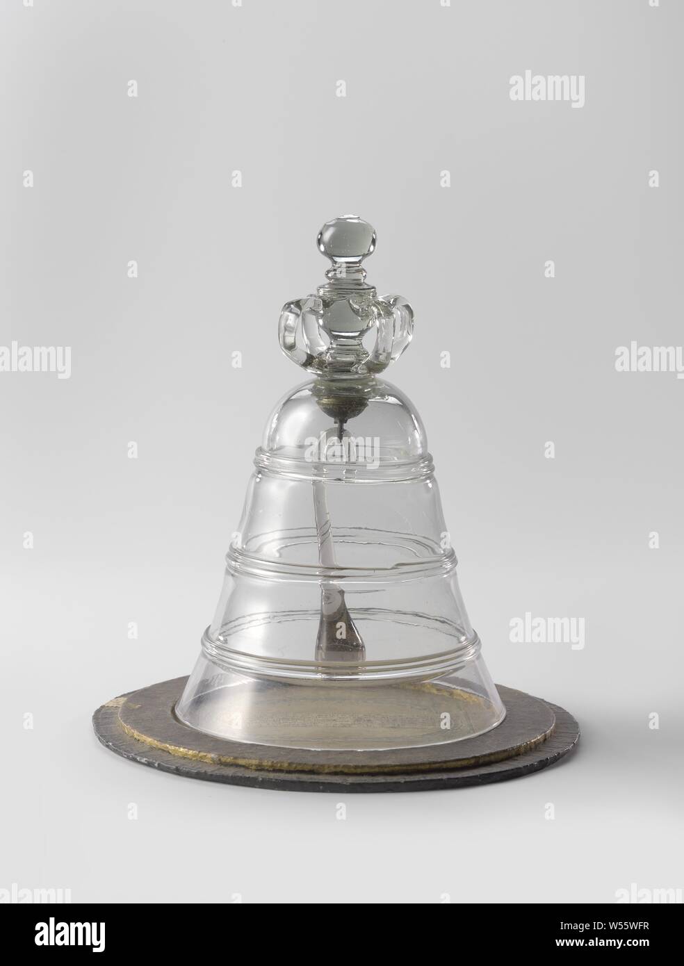 Bell, Bell Table Table avec corps en forme de cloche avec 3 fils. La poignée est constituée de deux nœuds, deux disques et quatre boucles. L'année 1582 est rayé sur le bouton du haut avec le diamant. Un verre clapper se bloque à partir d'un œil en métal doré dans la cloche, anonyme, Nederlanden, ch. 1600 - c. 1800, verre, métal, dorure, h 18,2 cm × d 12.1 cm Banque D'Images