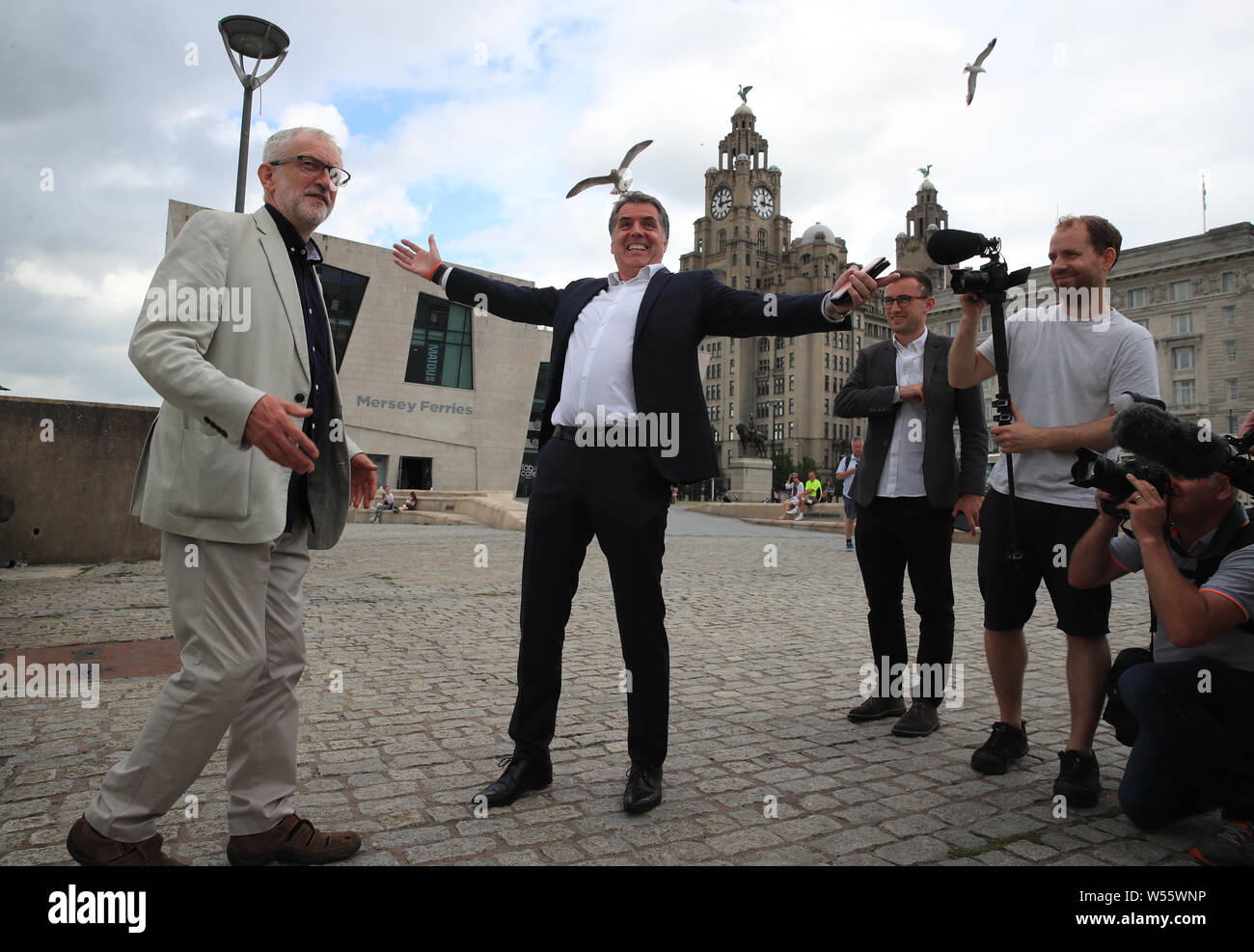 Leader du travail, Jeremy Corbyn avec Metro Maire de la région de la ville de Liverpool Steve Rotheram, alors qu'il visite la ville où il va exposer les plans de plusieurs milliards pour l'investissement dans le Nord. Banque D'Images
