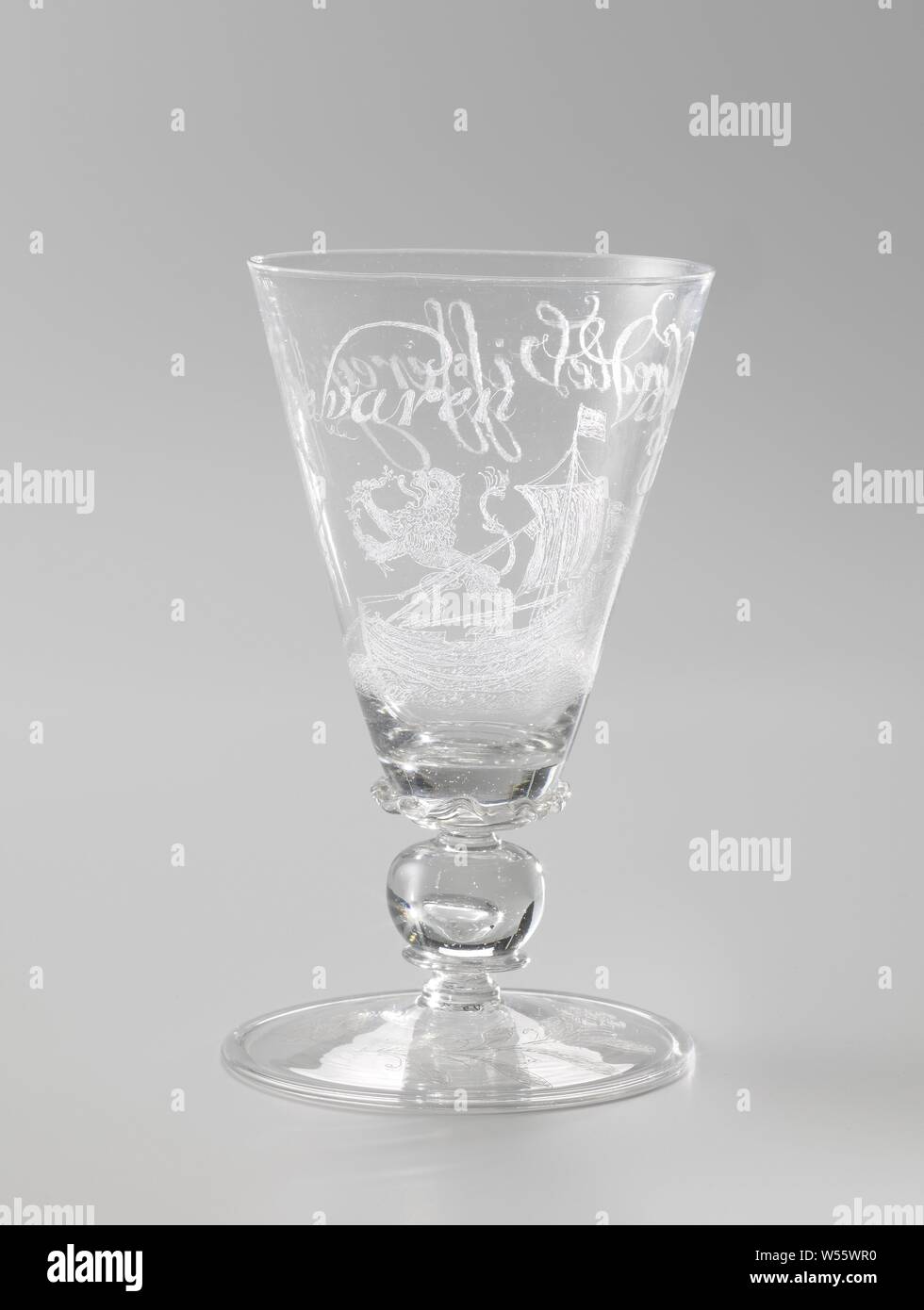 Verre de vin, calice avec un navire et l'inscription : 'T Welvaren Vande Groote Vissereij, 1683 pied bas avec le bord plié. Tronc composé d'un bouton rond concave entre deux disques. Calice d'élargir régulièrement, orné d'un fil ondulé sur le dessous. Un lion est gravée sur le calice debout sur le parvis d'un voilier avec deux harengs couronné dans ses pattes avant. Le navire part les drapeaux de Delft et des sept provinces. Au-dessus de l'image est l'inscription '' t Welvaren van de Groote Visserey 1683 '. Branches de fleurs, voile de bateau, voile de bateau, symboles de particulier Banque D'Images