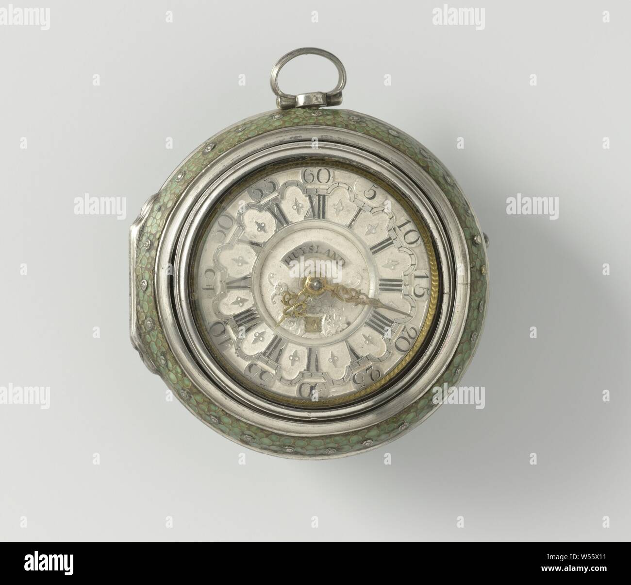 Montre de poche avec représentation conduit d'un baleinier, montre en argent avec cadran argent, marqué : Huysland. Les travaux figurant sur l'intérieur : Hermans, Huysland Amsterdam. l'ensemble est enfermé dans un placard d'argent, sur laquelle la représentation d'un baleinier avec trois sloops est montée une baleine harponnés dans un bord de Louis XV ornement avec des monstres marins. Le boîtier extérieur est recouvert d'argent avec le rayon vert de la peau. Verres de l'extérieur rangements manquent. Huyslandt, Hermanus, Amsterdam, ch. 1775, de l'argent (métal), d 5,5 cm h 6,8 cm × 6 cm × w d 3 cm Banque D'Images