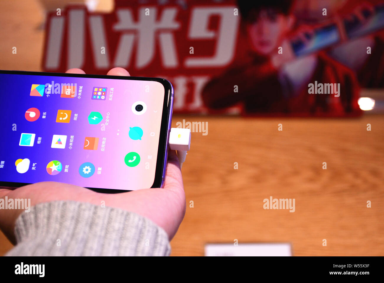 Vue sur le smartphone Xiaomi Mi 9 présente une structure courbée avec une illusion holographique terminer sur l'affichage à un magasin dans la ville de Handan Xiaomi Banque D'Images