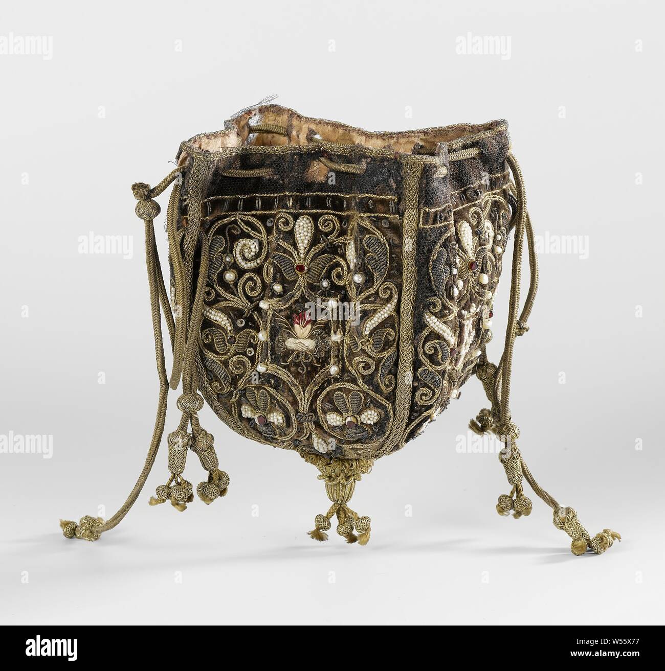 Sac à main de velours violet, composé de quatre pattes, ch. 1600 - c. 1625 Banque D'Images