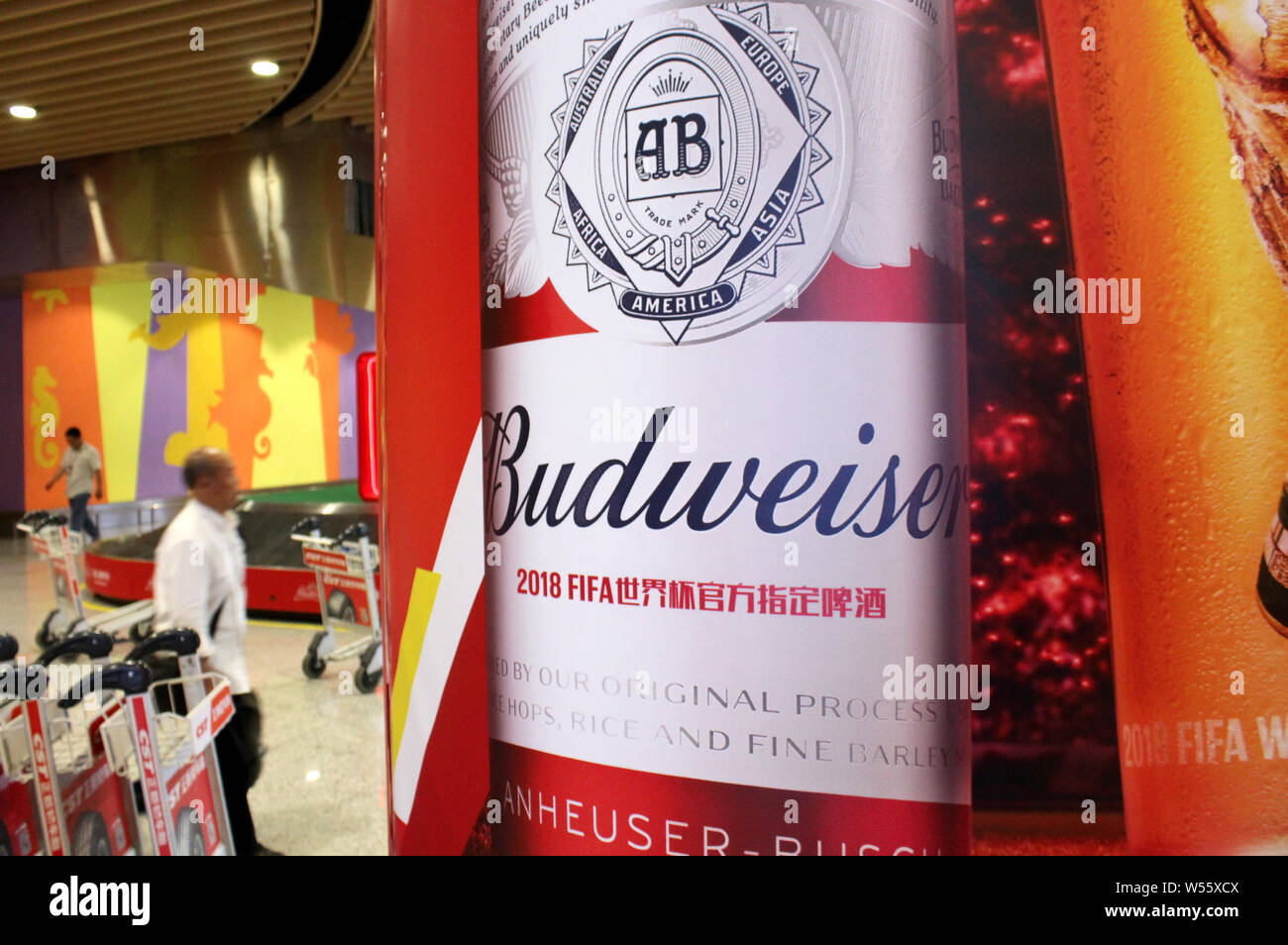--FILE--un piéton passe devant une publicité pour la bière Budweiser Anheuser-Busch InBev Group à Xiamen, ville du sud-est de la province de Fujian, Chine 1 Banque D'Images