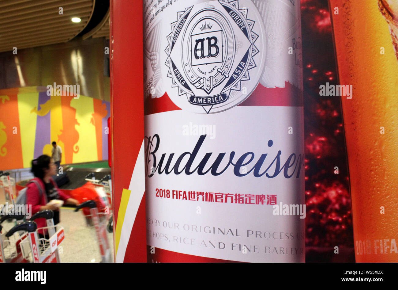 --FILE--un piéton passe devant une publicité pour la bière Budweiser Anheuser-Busch InBev Group à Xiamen, ville du sud-est de la province de Fujian, Chine 1 Banque D'Images