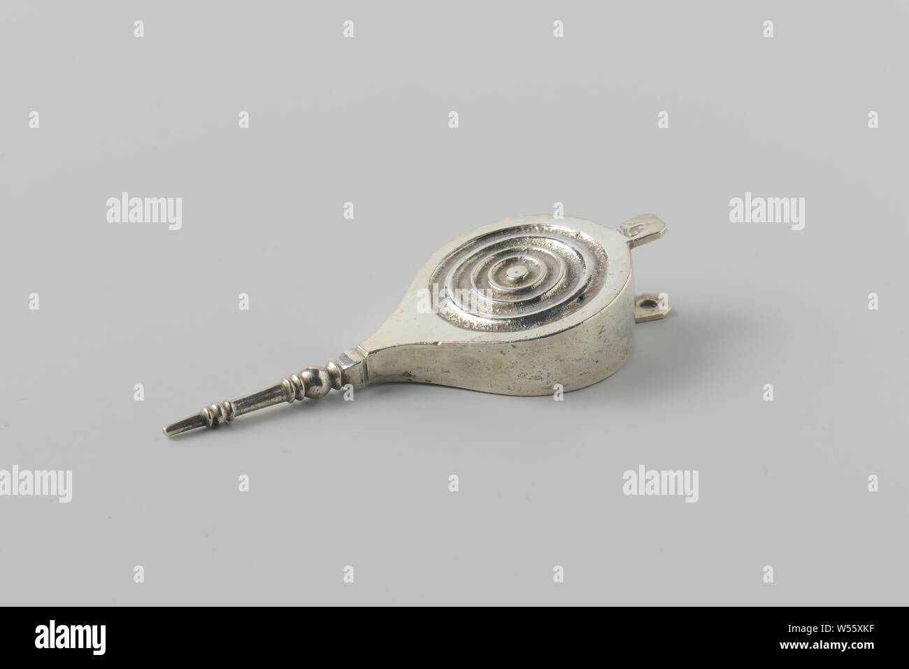 Soufflets, soufflet avec Gouttière profilée et rainures concentriques sur les soufflets. Les soufflets sont marqués : stk.  = Amsterdam, jrl.  = A (1760), mt.  = Arnoldus van Geffen et une lettre L. Le soufflet est stocké comme une partie d'un ensemble de cheminée, Arnoldus van Geffen, Amsterdam, 1760, de l'argent (métal), l 6,6 cm Banque D'Images