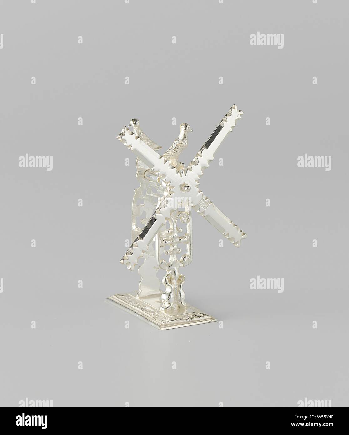 Trois moulins à vent pour puiser de l'eau Moulin pour puiser de l'eau, les murs avant et arrière d'un moulin sont sur une plaque rectangulaire. Les murs sont coupés avec lily-comme des ornements et qu'ils transportent le pivot sur lequel l'hélice tourne. Les lames sont dentées. Il y a un oiseau sur le dessus de chaque mur de l'usine. Le bord de la plaque est décorée avec des fleurs en relief. L'image est marquée : stk.  = Amsterdam, jrl.  = S (1752), mt.  = Arnoldus van Geffen et une sacrée V. Il y a un trou dans la plaque que d'une corde peut s'exécuter à la fusée qui peut tourner les ailettes. Moulin, Arnoldus van Geffen, Amsterdam, 1752 Banque D'Images