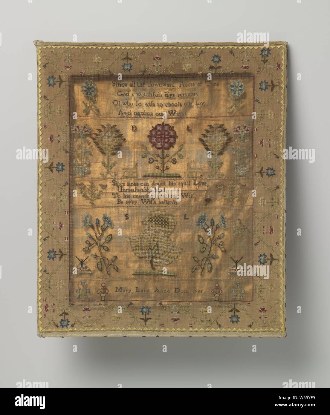 Tissu en lin de marque. La broderie a une vaste frontière dans laquelle une ligne en zigzag est brodé. Une fleur est brodé dans la boîtes. Fleurs et texte sont brodées dans le rectangle. Le texte se compose de deux versets : PUISQUE TOUS LES SECTEURS À LA BAISSE ... Et réglementés des façons et comme aucun ne doute ... Être REFRIGN-Ev'ry'D. En bas est le texte : MARY LANE ANNO 1766 DOM. Entre les textes, les fleurs et les oiseaux sont brodées et les lettres D L S L, Merklap de linge. La broderie a une vaste frontière dans laquelle une ligne en zigzag est brodé. Une fleur est Banque D'Images