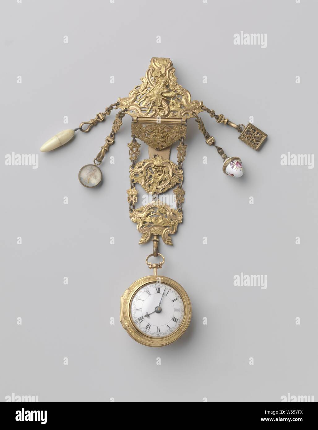 Regardez, Golden watch sur chatelaine. Le placard est décorée d'une représentation de passionnés d'adieu Hector. La montre se bloque sur un cuivre plaqué or. Chatelaine, anonyme, Londres, 1778 - 1779, de l'or (métal), de cuivre (métal), dorure, l 19,4 cm l 13,3 cm × w 7 cm × d 2,4 cm d 3,8 cm H 6 cm × w 4,5 cm × d 2,8 cm Banque D'Images