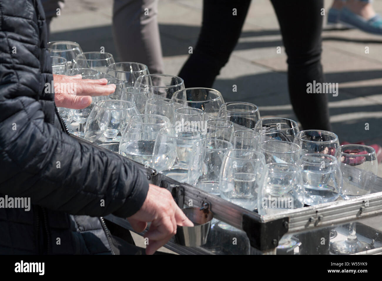 Musical water glasses Banque de photographies et d'images à haute  résolution - Alamy