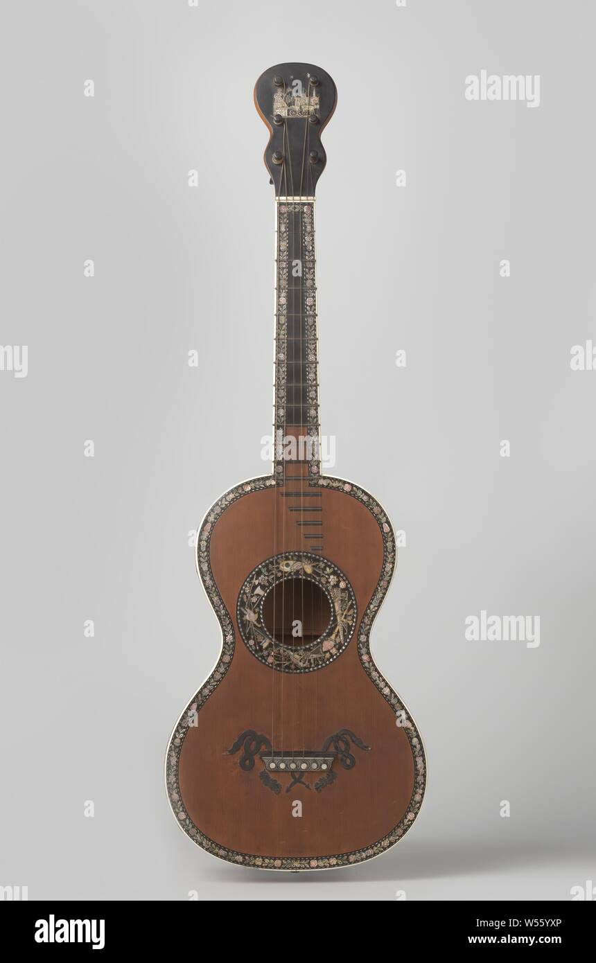 Guitare, guitare à six cordes. Riche de perle d'amour et de l'ivoire noir  incrusté. Le bord de la rosace est incrusté de chiffres représentant toutes  sortes d'instruments de musique., M.C. Mousset, Paris,