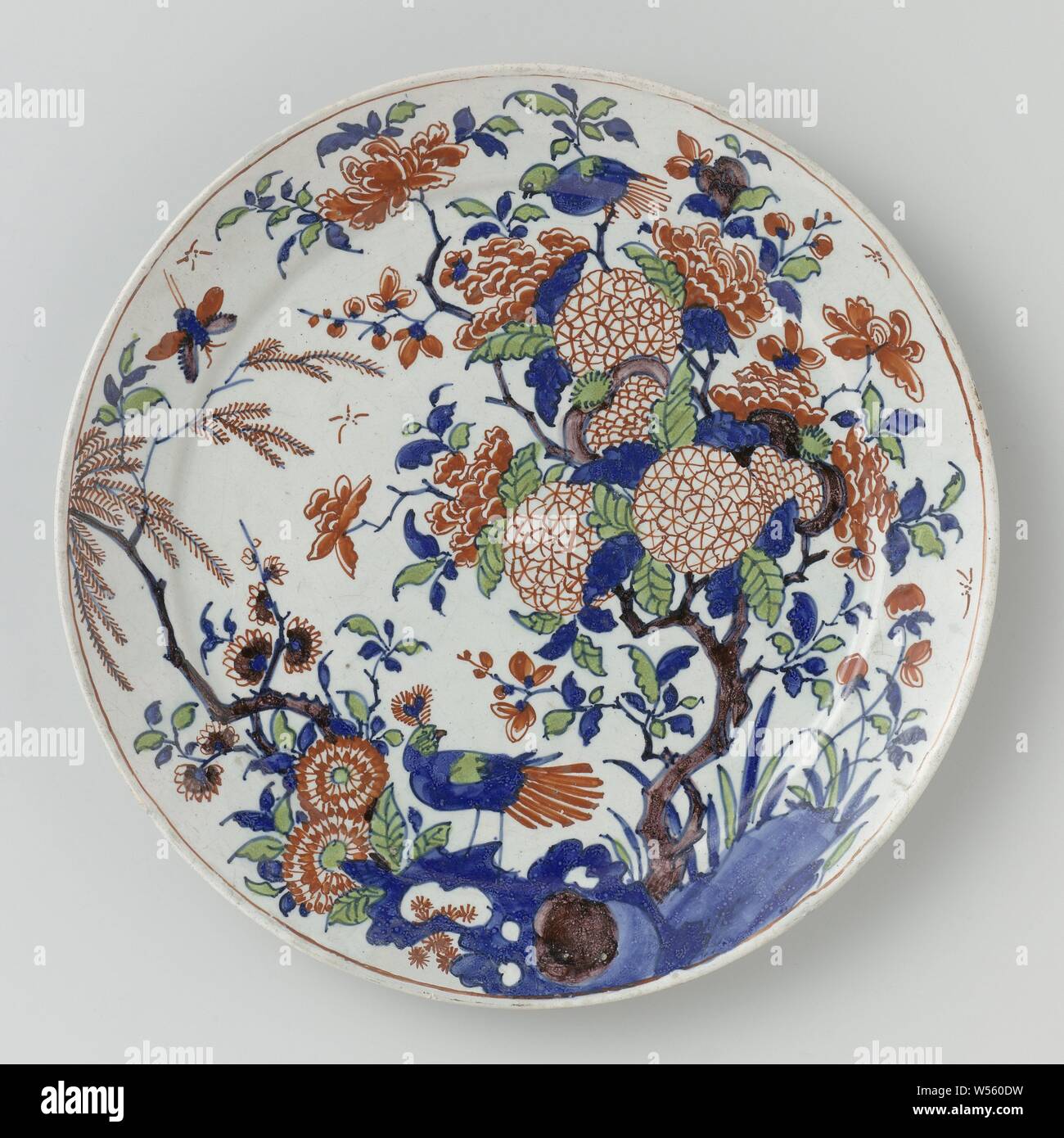 Assiette de faïence peint multicolores, de la plaque de céramique. Les sprays de fleurs multicolores peint avec des oiseaux. et, de Roos (mentionné sur l'objet), Delft, ch. 1700 - c. 1725, 22,3 cm × h d 2,0 cm Banque D'Images