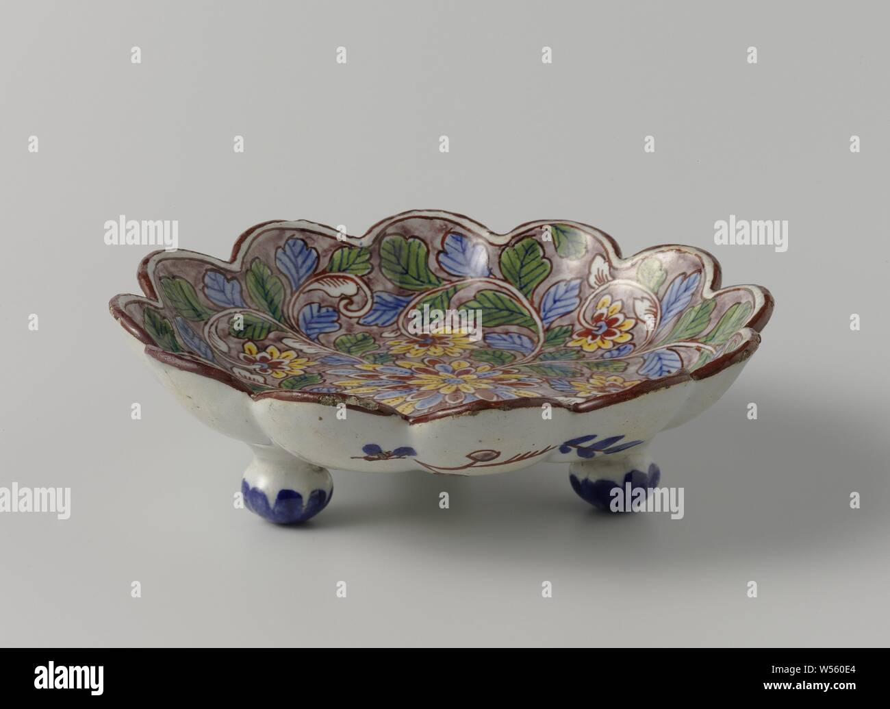 Bol, bol de faïence avec bord cannelé. Fleurs multicolores peints avec des sprays., anonyme, Delft, 1750 - 1780, d 13,9 cm x h 4,0 cm Banque D'Images