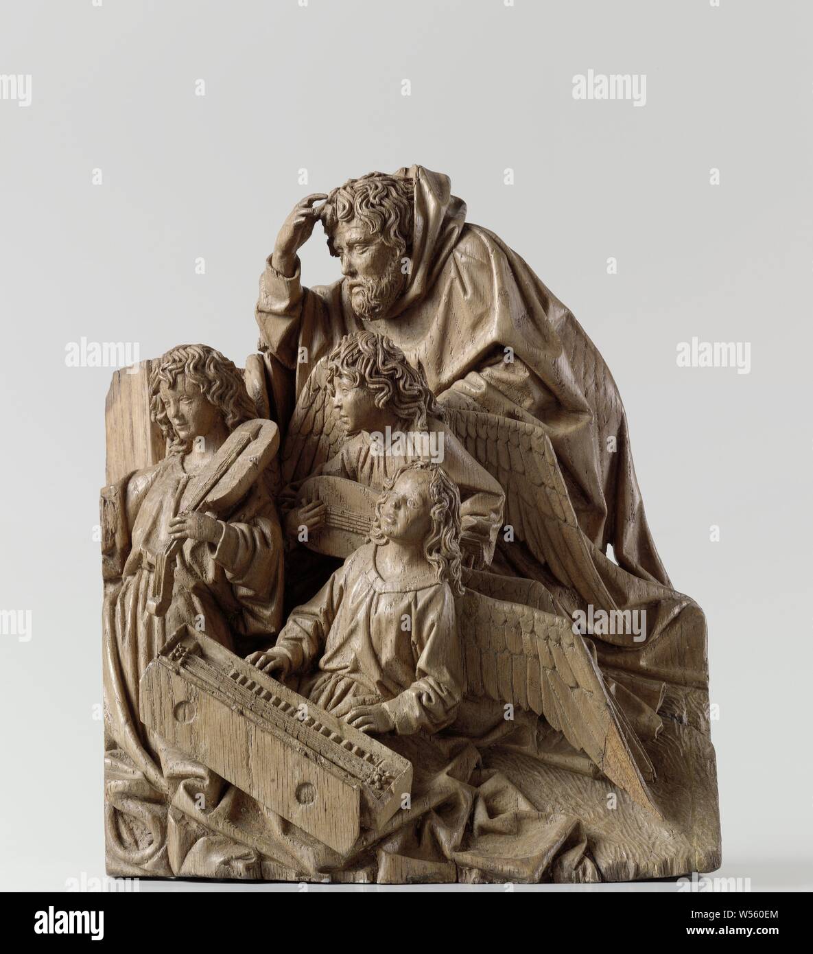 Marie, Joseph et trois anges Joseph avec trois anges musiciens, fragment de l'autel marial de l'Illustre Confrérie de Notre-dame à Den Bosch, sur un terrain élevé fortement et en face d'un mur élevé trois s'agenouiller à gauche a fait des anges : on glisse les deux mains sur la double ligne de touches d'un clavicorde ouvert et semble chanter dans le processus, l'ange dans l'avant gauche, heureusement regarder, est titulaire d'une plume sur l'épaulement, le troisième se penche en avant avec une joyeuse curiosité et joue du luth. Derrière eux, Joseph se penche en avant avec un intérêt sérieux, tenant la main droite pour Banque D'Images