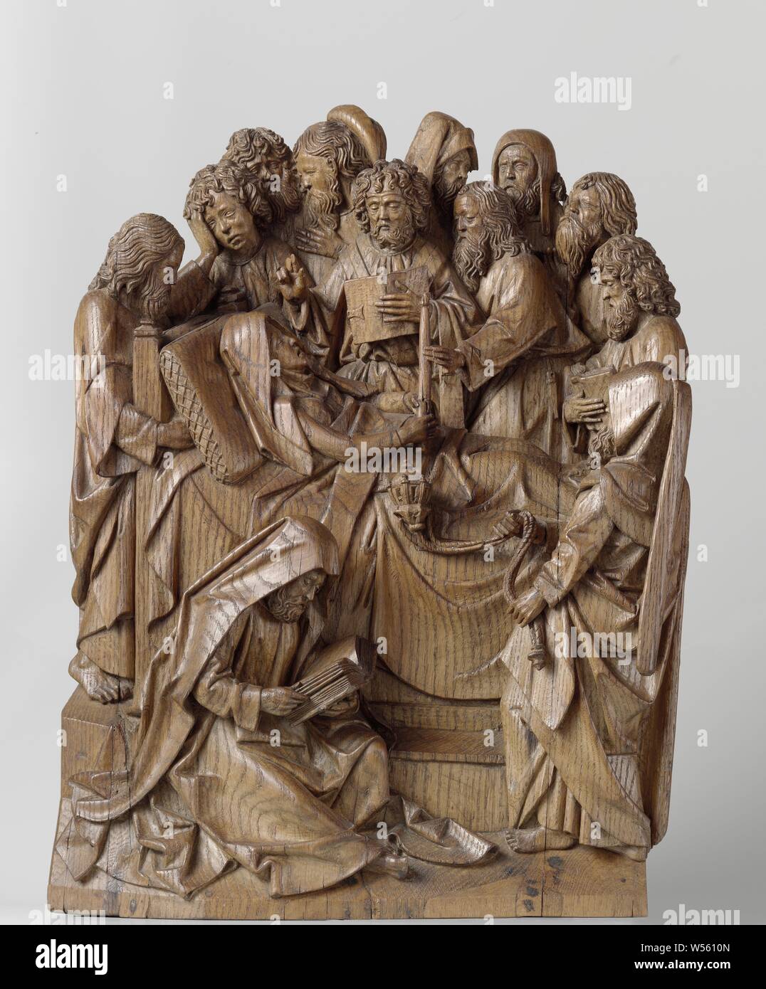 La mort de la Vierge la mort de la Vierge, fragment de l'autel marial de l'Illustre Confrérie de Notre-dame à Den Bosch, dans un bois de lit en bois entourée par les douze apôtres, Mary est complètement habillé avec tête et l'enfant sur un grand coussin sous une couverture. Elle est représentée au moment de sa mort, comme son visage montre avec ses yeux fermés et sa bouche ouverte. Sur la gauche, un apôtre semble appuyer son oreiller à la main, John s'incline à côté de lui avec son coude sur le bord du lit et appuyant sa pleuré face contre sa main. Au milieu est Peter, vêtu comme un Banque D'Images