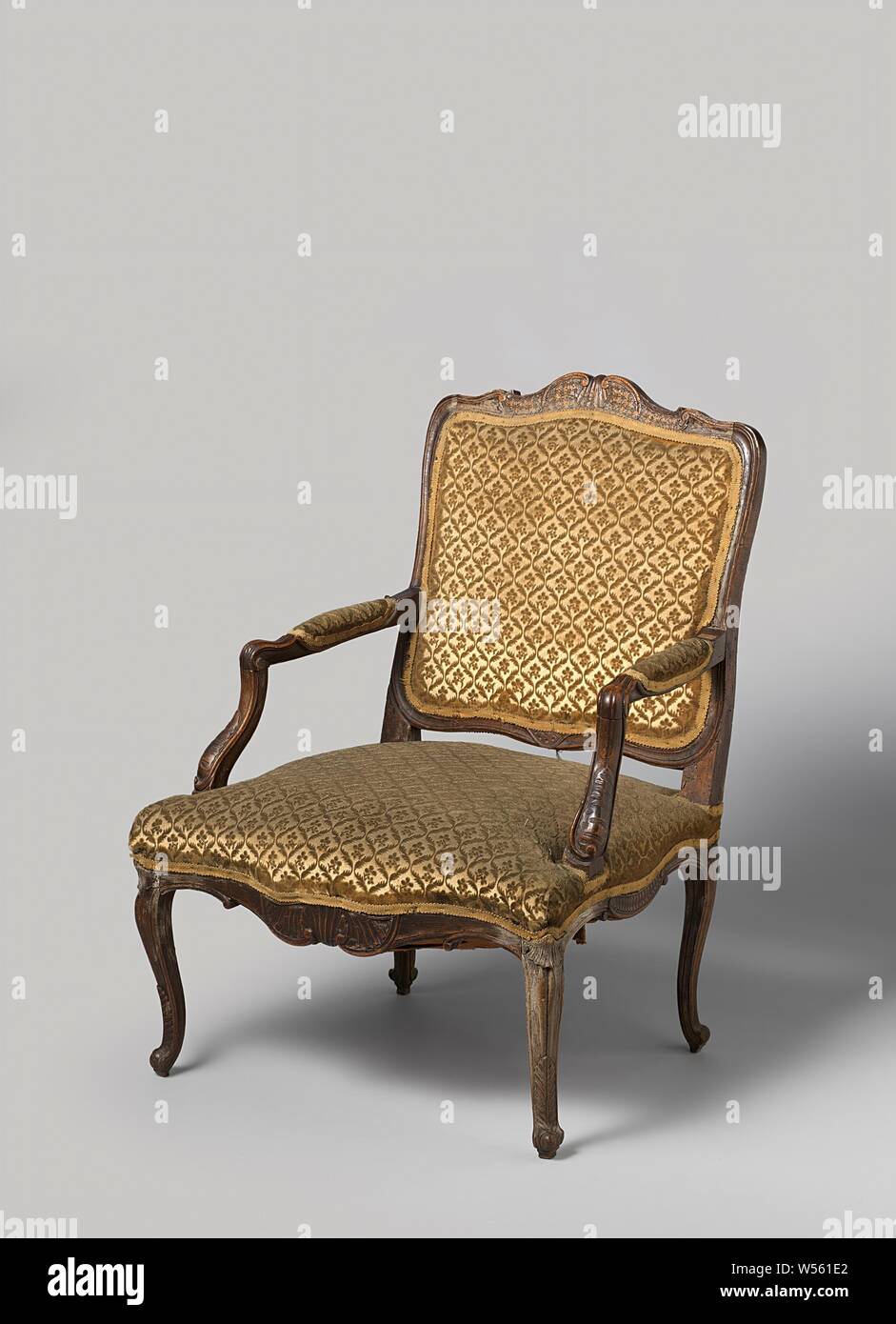 Fauteuil avec les jambes en forme de S placé à un angle, d'ameublement moderne, modèle de fauteuil avec motif sellerie moderne, rempli d'une fleur. Les jambes en forme de S, le rail du bas, l'arrière de l'accoudoir en forme de S et le bas de caisse struts supérieur de la fenêtre dos rembourrés festonnés sont décorées de sculptures. Les accoudoirs transporter des coussins. Le couvercle est garni de ruban., anonyme, France, ch. 1750, noyer (bois dur), de matières textiles, hêtre (bois), h 93,5 cm × w 69,0 cm × 70,0 cm h d 44,0 cm × d 55,0 cm Banque D'Images