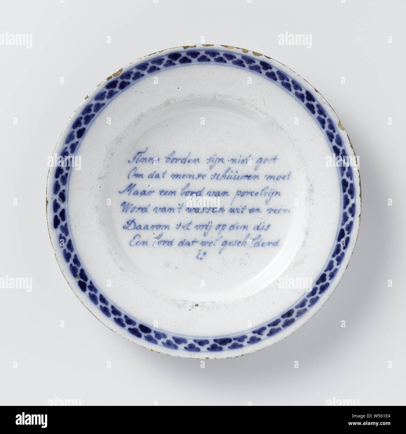 Assiette peinte avec un verset : Tinne plaques ne sont pas bien // parce que les gens ont besoin de faire ... Une plaque qui est peint // assiette de faïence. Peint en bleu avec un verset et une frontière décorées. Le verset se lit comme suit : Tinne plaques ne sont pas bien // parce que les gens ont à faire // Mais une plaque de porceline // deviennent blanches et propres // c'est pourquoi il est mis en liberté sur le disque // une plaque qui est peint // EST., anonyme, Delft, c. 1740 - c. 1755, D. 22,5 cm Banque D'Images