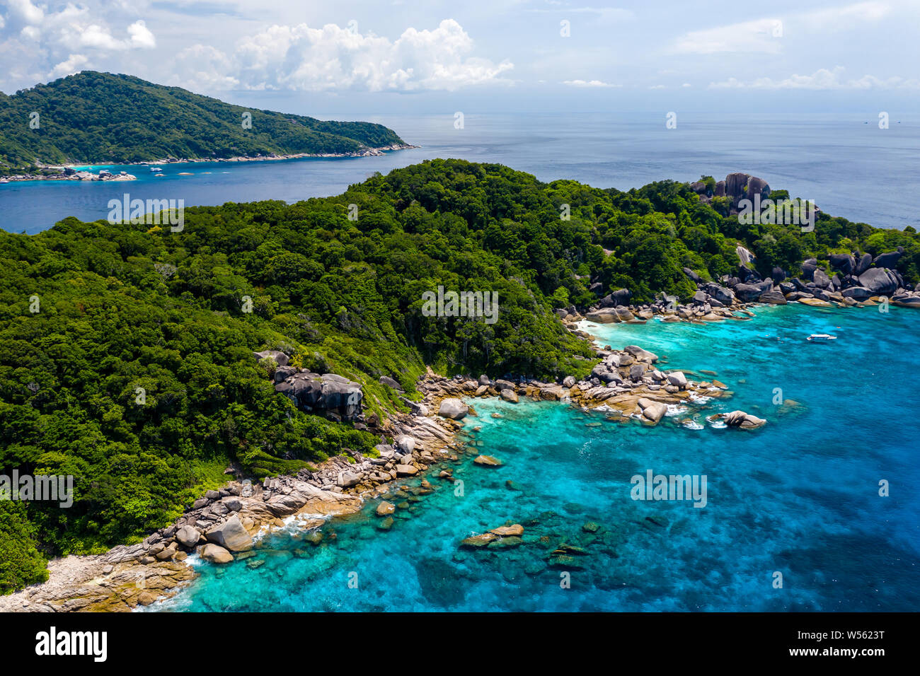 Drone aérien voir des bateaux autour des récifs coralliens peu profonds entourant les belles îles tropicales (Similan) Banque D'Images