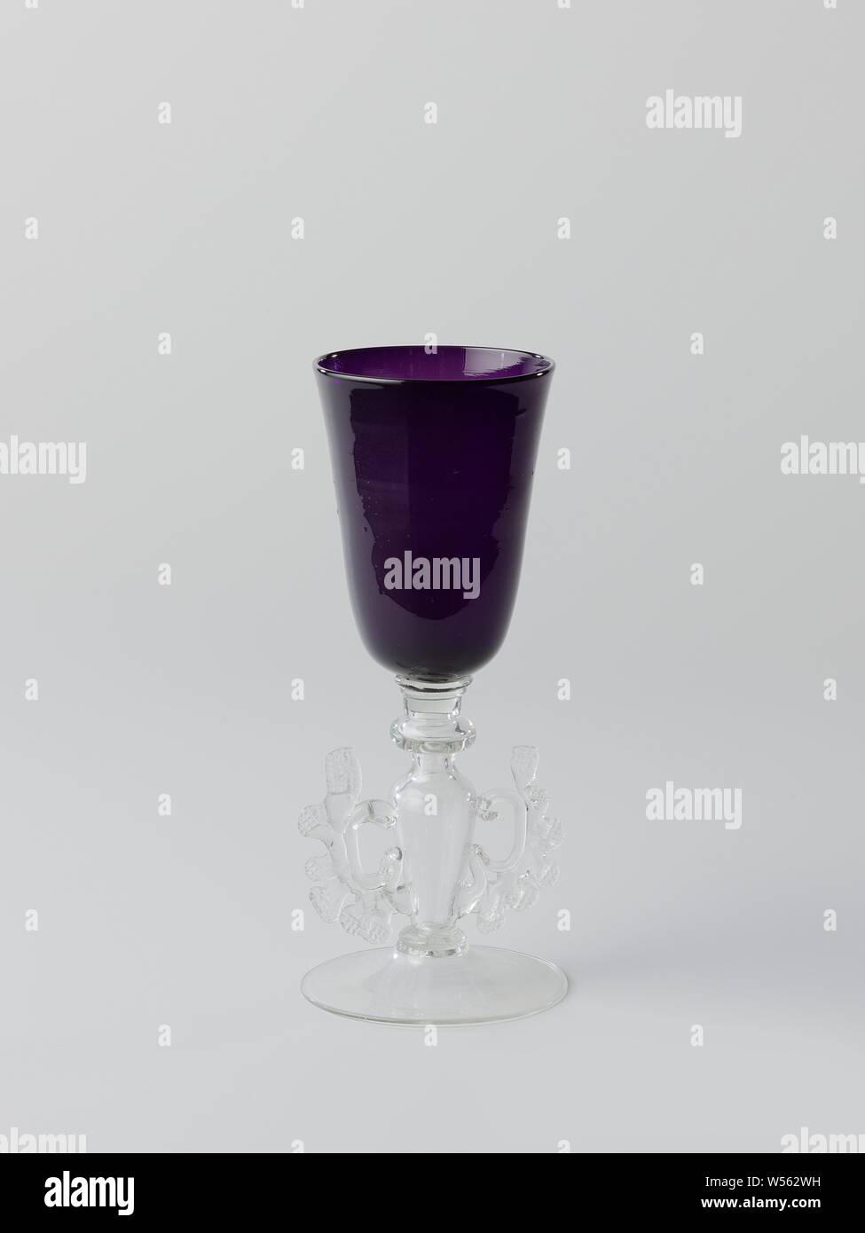 Verre conique de l'aile, pied. Creux, en forme de balustre tronc avec deux ailes sur les deux côtés avec un peigne pincé l'ornement. Tall, violet, calice en forme d'entonnoir au fond arrondi., anonyme, Venise, c. 1800 - c. 1900, verre, soufflage du verre, h 17,8 cm × d 7.2 cm Banque D'Images