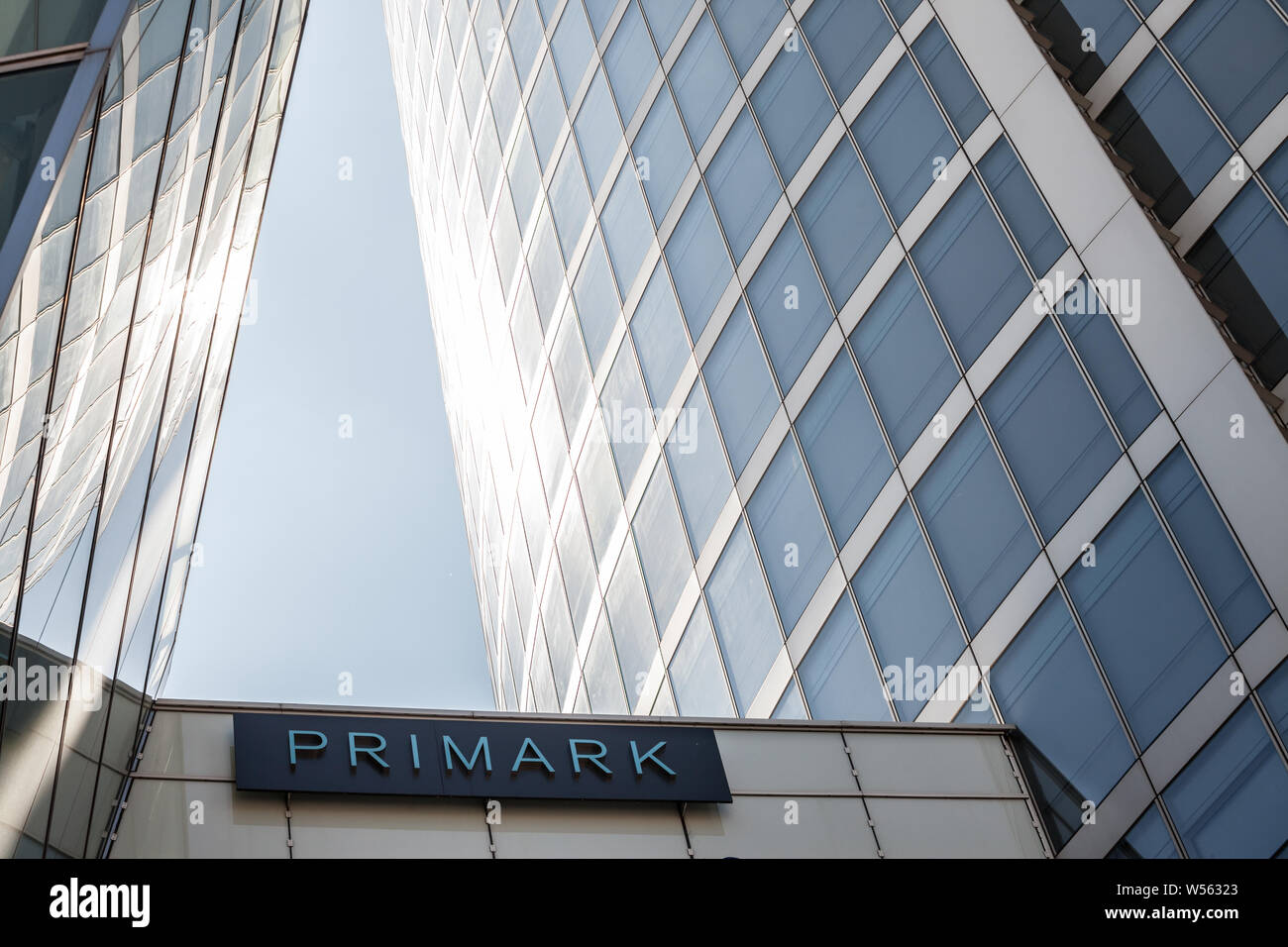 LYON, FRANCE - 13 juillet 2019 : Primark logo en face de leur boutique au centre-ville de Lyon. Primark est un détaillant de vêtements de mode rapide irlandais appartenant Banque D'Images